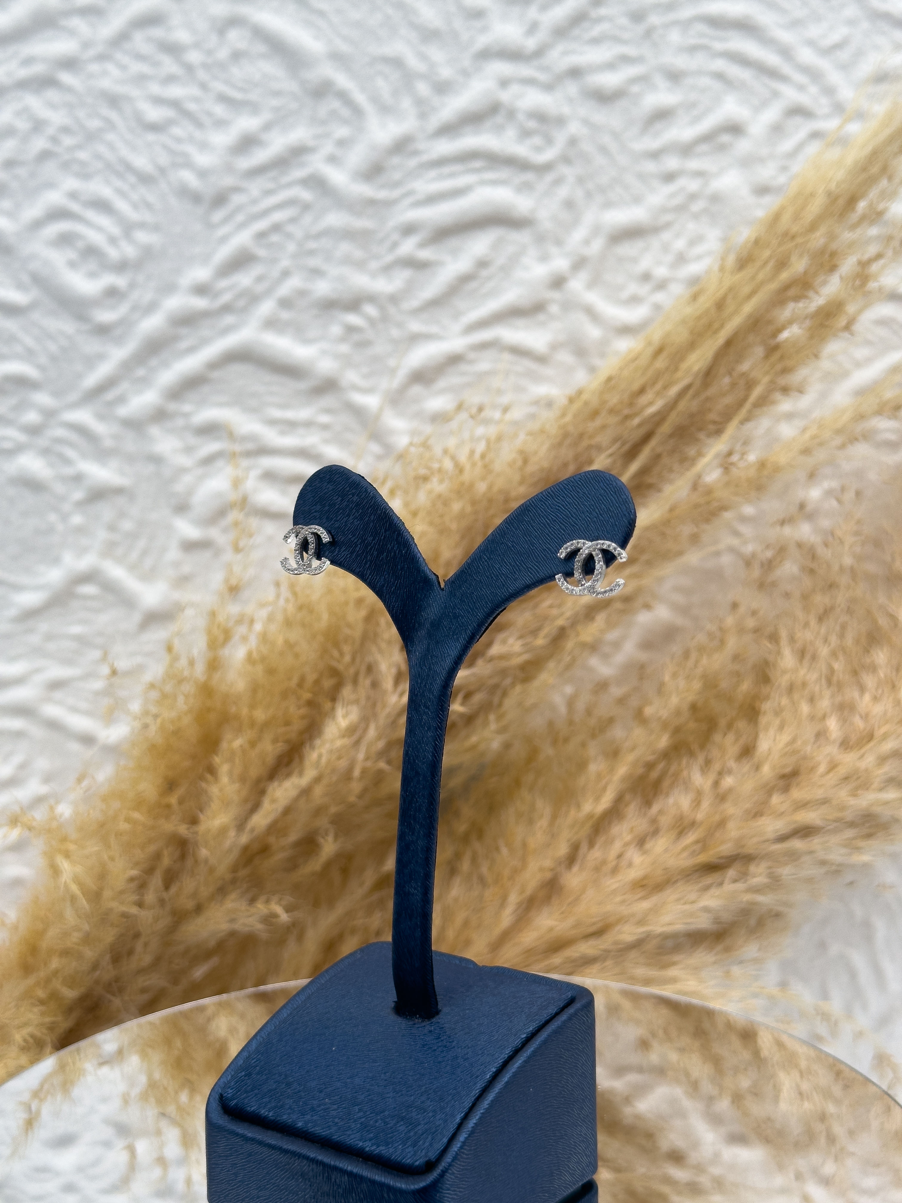 925 Ayar Gümüş Zirkon Taşlı Çift C Motifli Özel Tasarım Çivili Küpe – Zarif, Işıltılı ve Trend Kadın Küpe