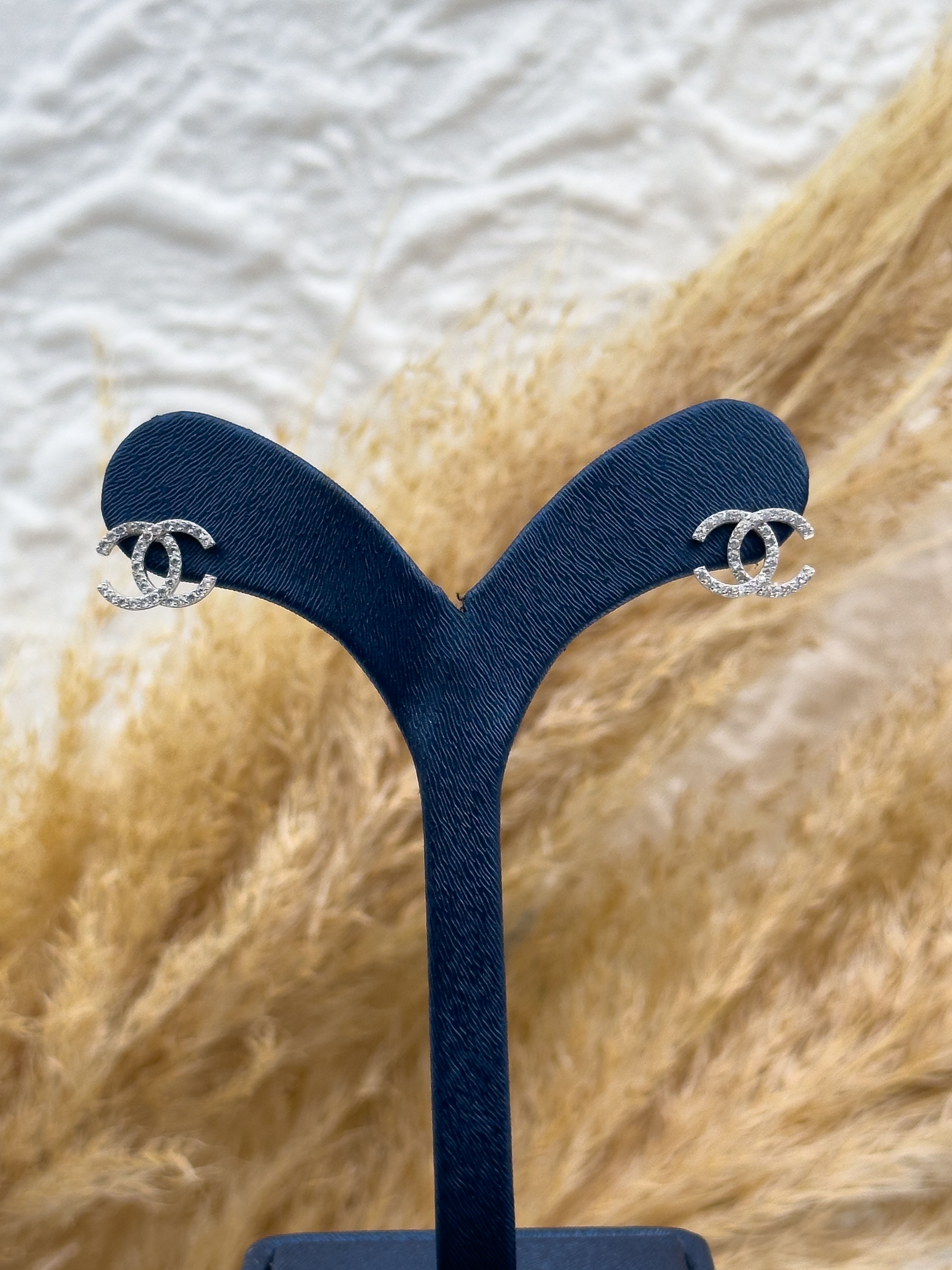 925 Ayar Gümüş Zirkon Taşlı Çift C Motifli Özel Tasarım Çivili Küpe – Zarif, Işıltılı ve Trend Kadın Küpe