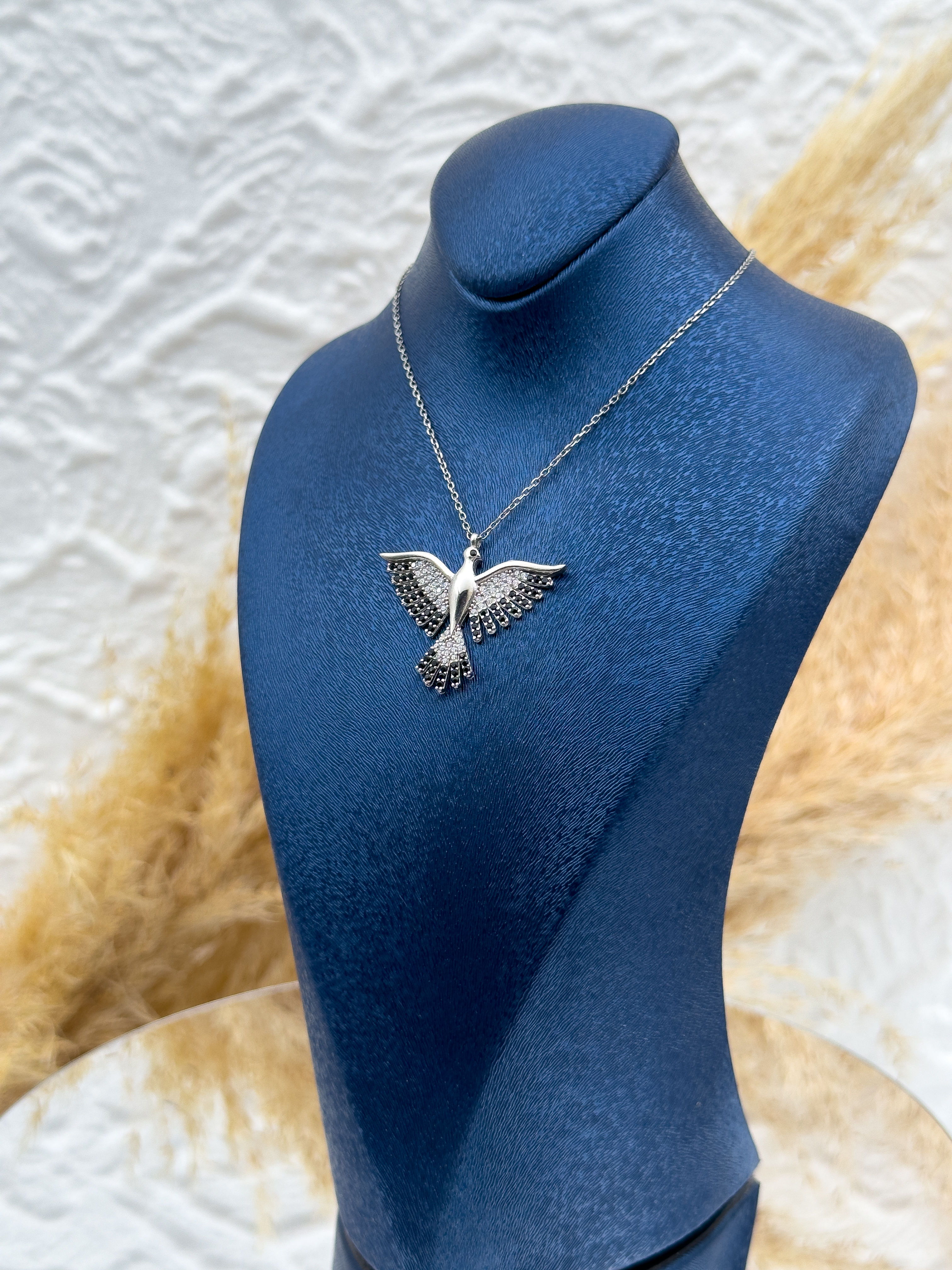 925 Ayar Gümüş Zümrüdüanka Kuşu Figürlü Siyah Beyaz Taşlı Kadın Kolye – Özel Tasarım, Zarif Hediyelik