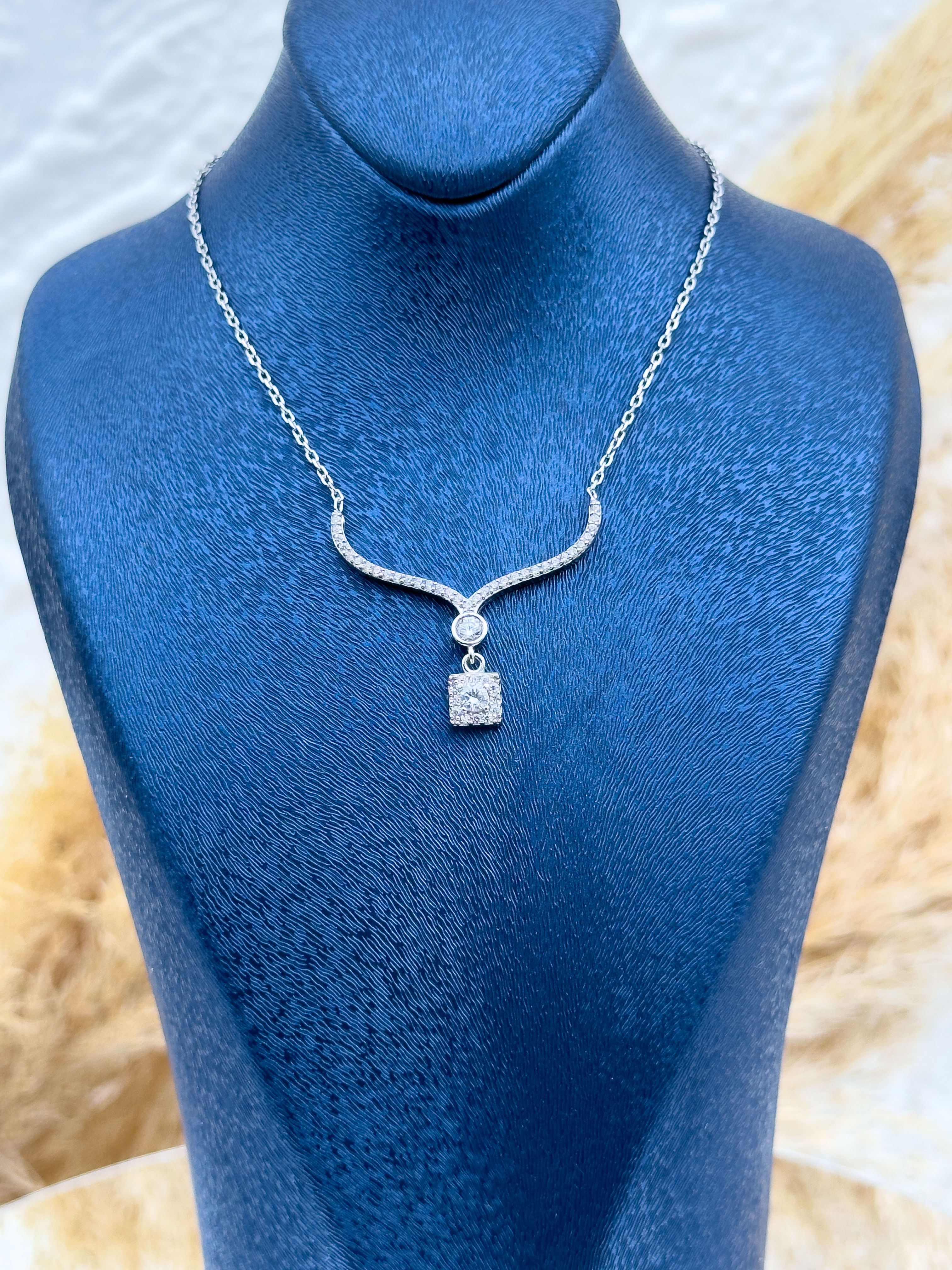 925 Ayar Gümüş Baget Seri V Zirkon Taşlı Kadın Kolye – Zarif ve Işıltılı Hediyelik Takı