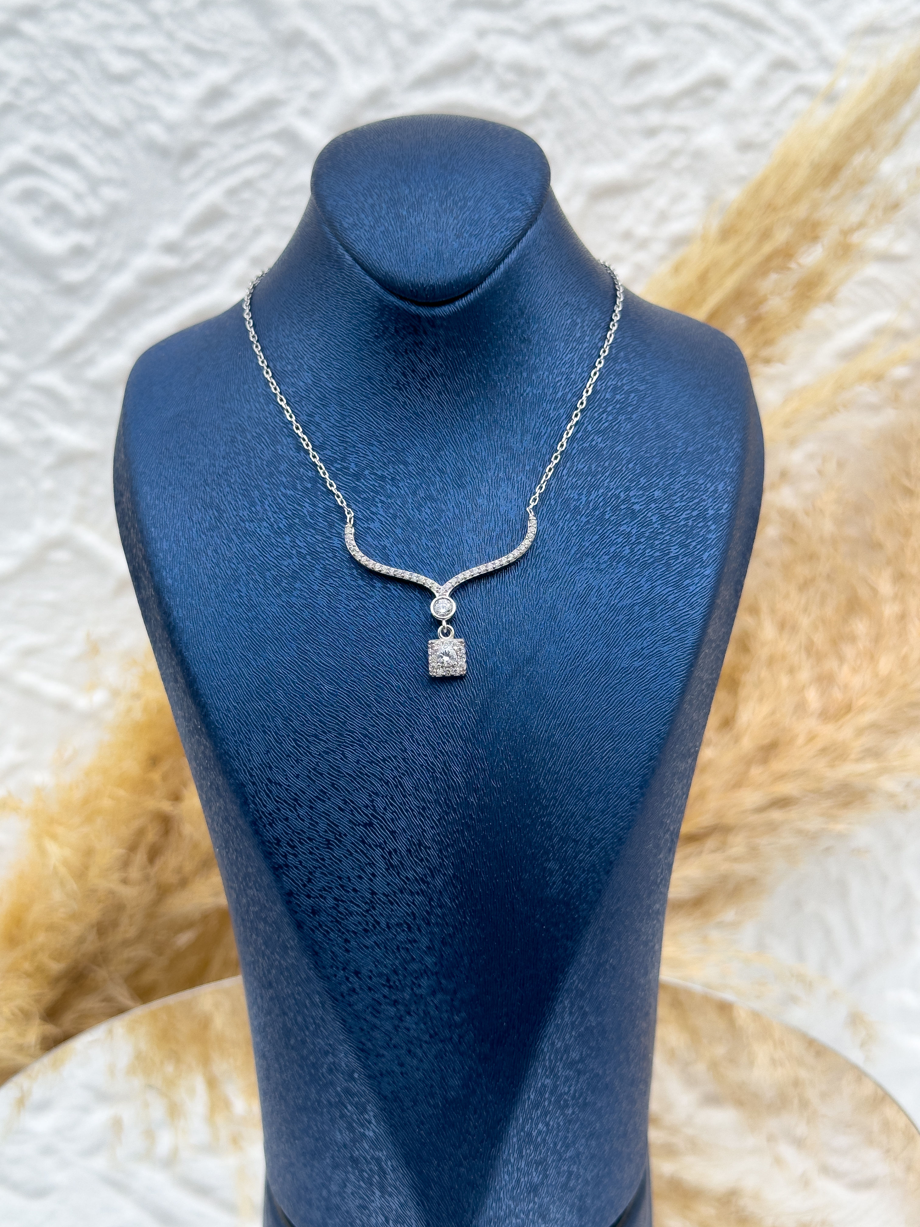 925 Ayar Gümüş Baget Seri V Zirkon Taşlı Kadın Kolye – Zarif ve Işıltılı Hediyelik Takı