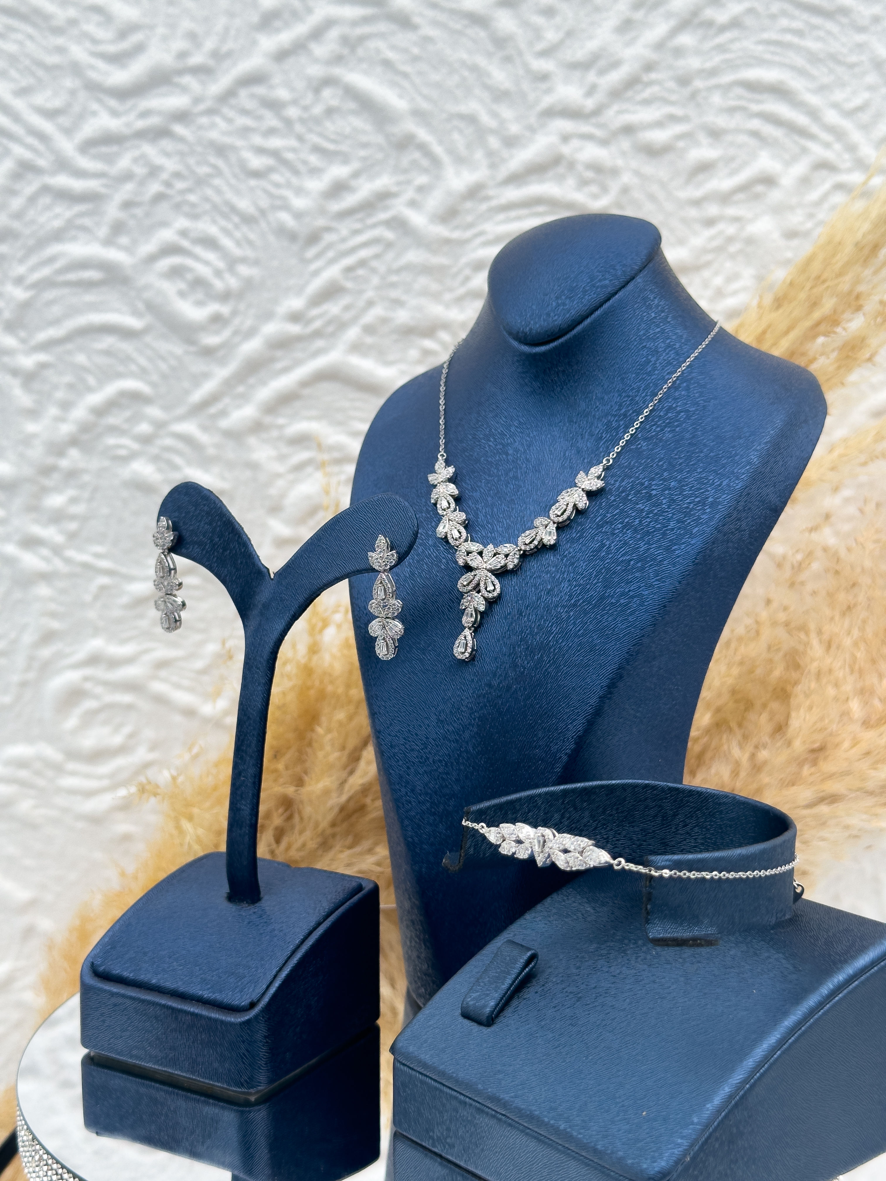 925 Ayar Gümüş Zarif Yaprak Detaylı Baget Taşlı 3’lü Kadın Takı Seti – Özel Tasarım & Hediyelik