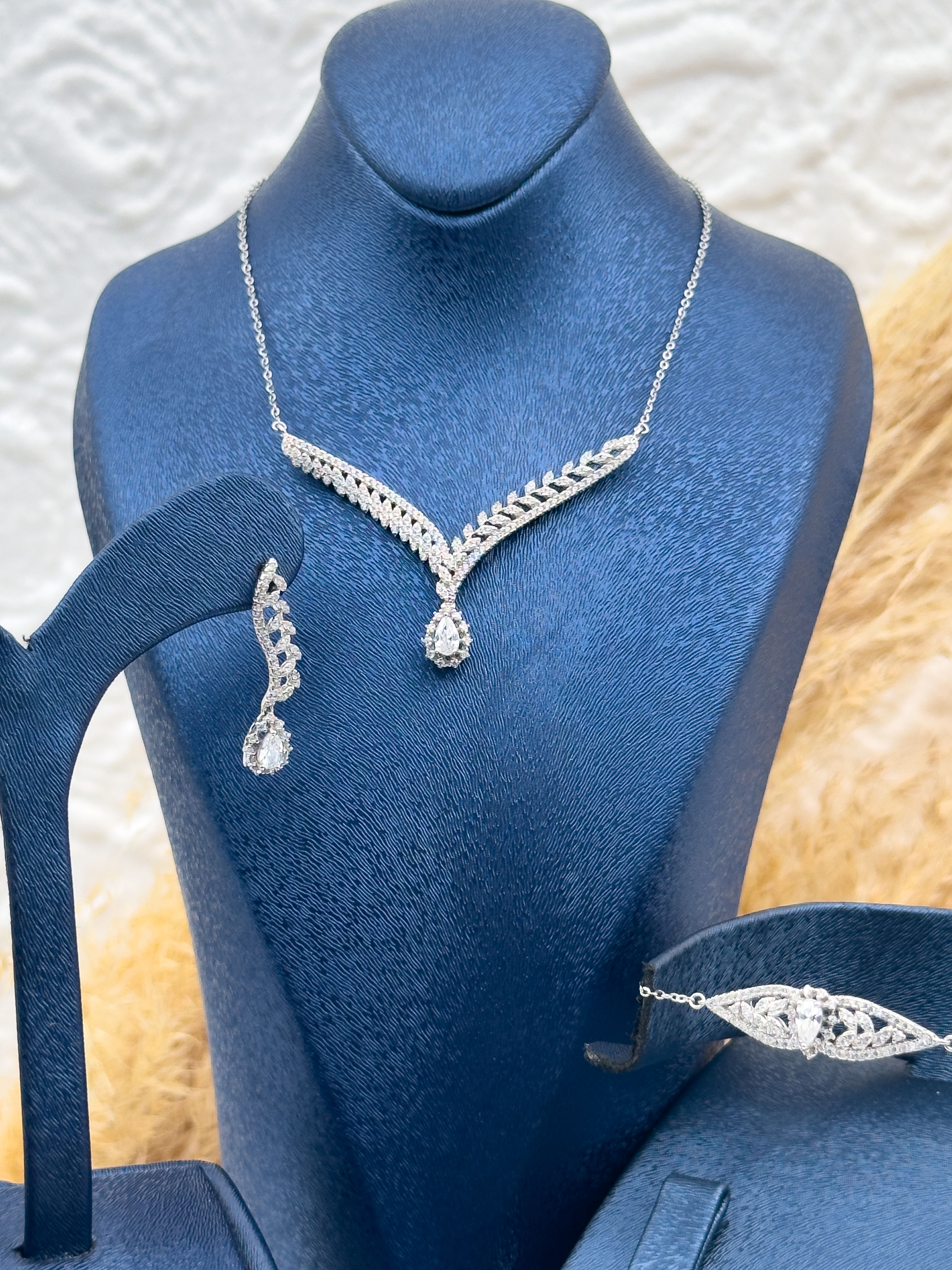 925 Ayar Gümüş Zarif Yaprak Detaylı Damla Taşlı Özel Seri 3’lü Mini Kadın Takı Seti