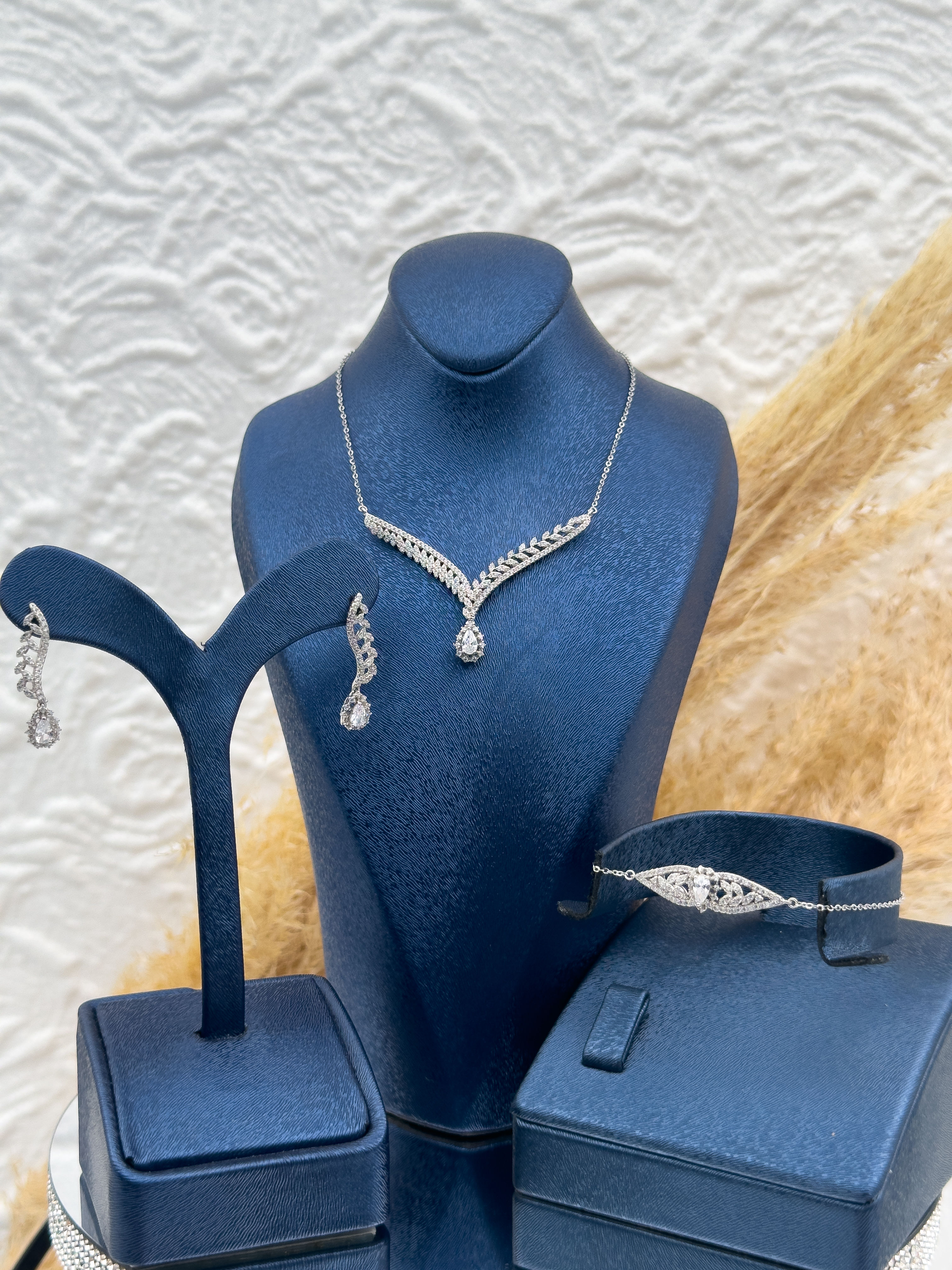 925 Ayar Gümüş Zarif Yaprak Detaylı Damla Taşlı Özel Seri 3’lü Mini Kadın Takı Seti