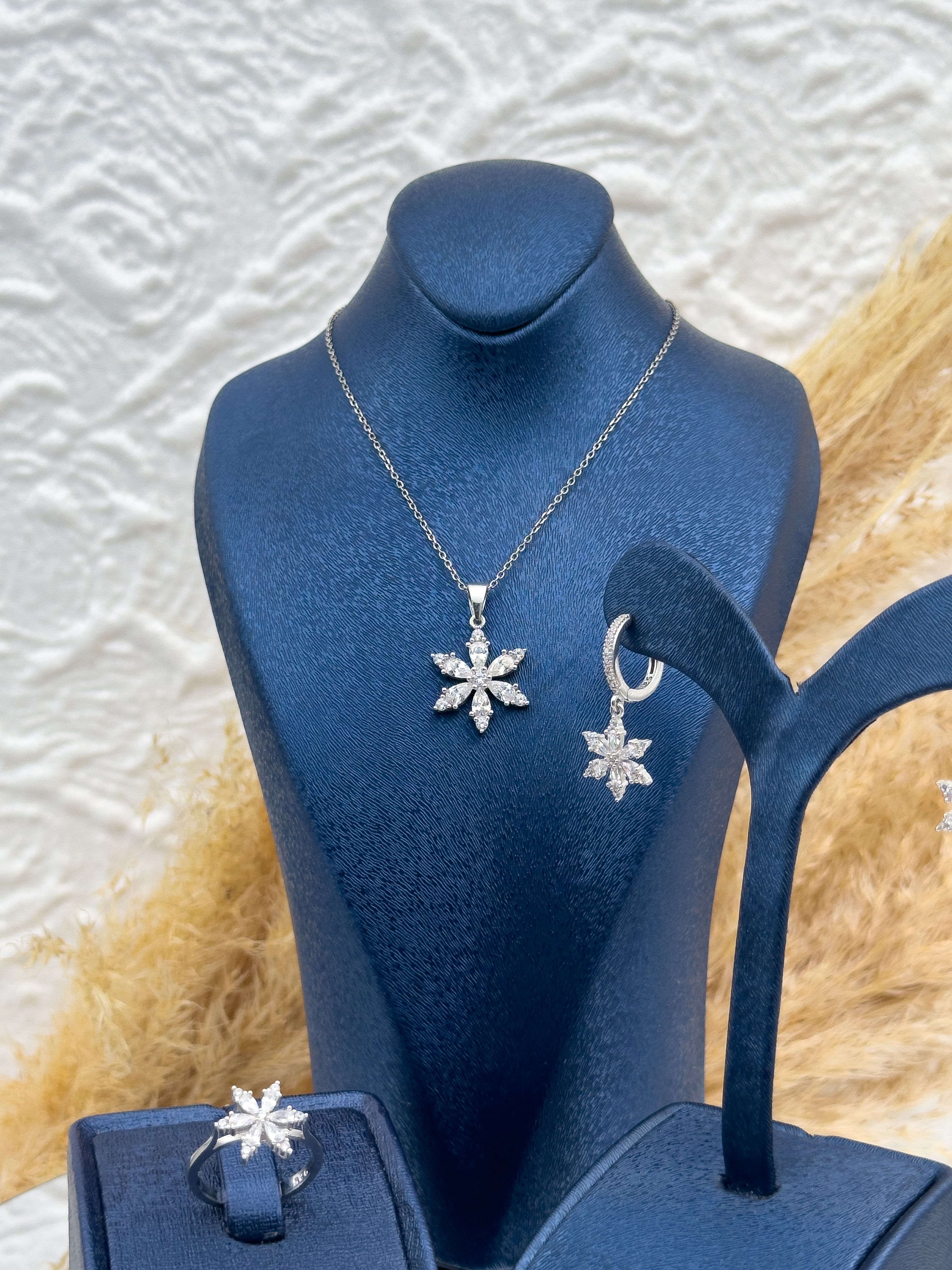 925 Ayar Gümüş Lotus Çiçeği Figürlü Taşlı 3’lü Kadın Takı Seti