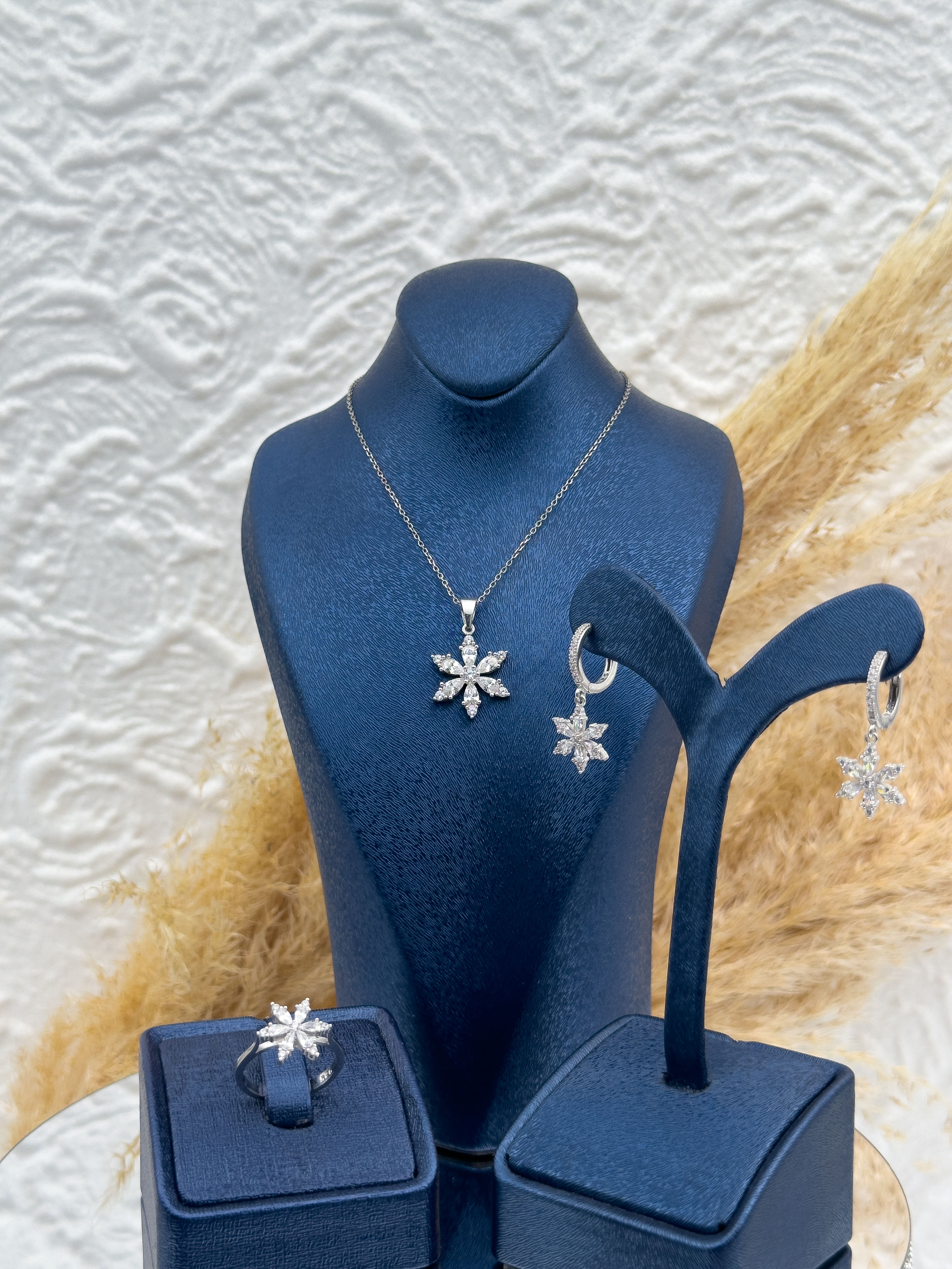 925 Ayar Gümüş Lotus Çiçeği Figürlü Taşlı 3’lü Kadın Takı Seti