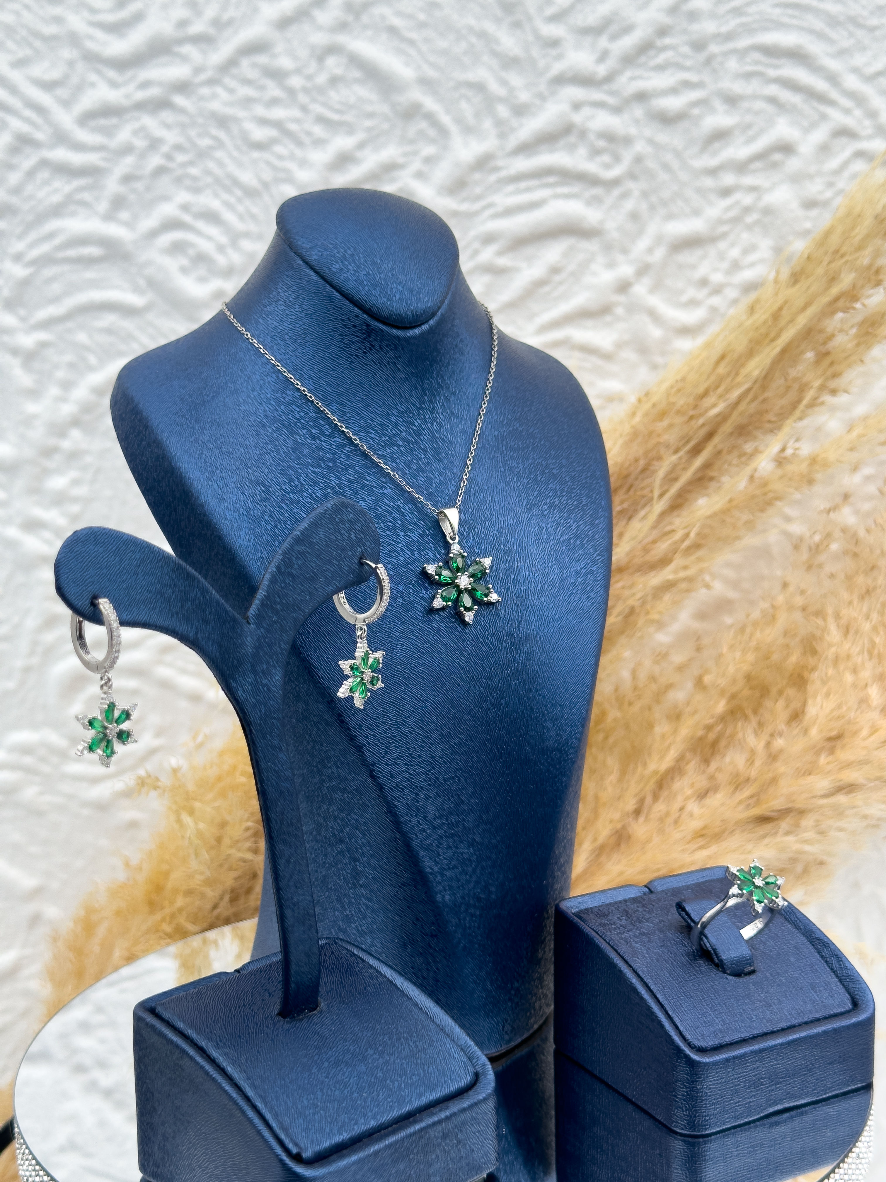 925 Ayar Gümüş Zümrüt Taşlı Lotus Çiçeği Modeli 3’lü Kadın Takı Seti
