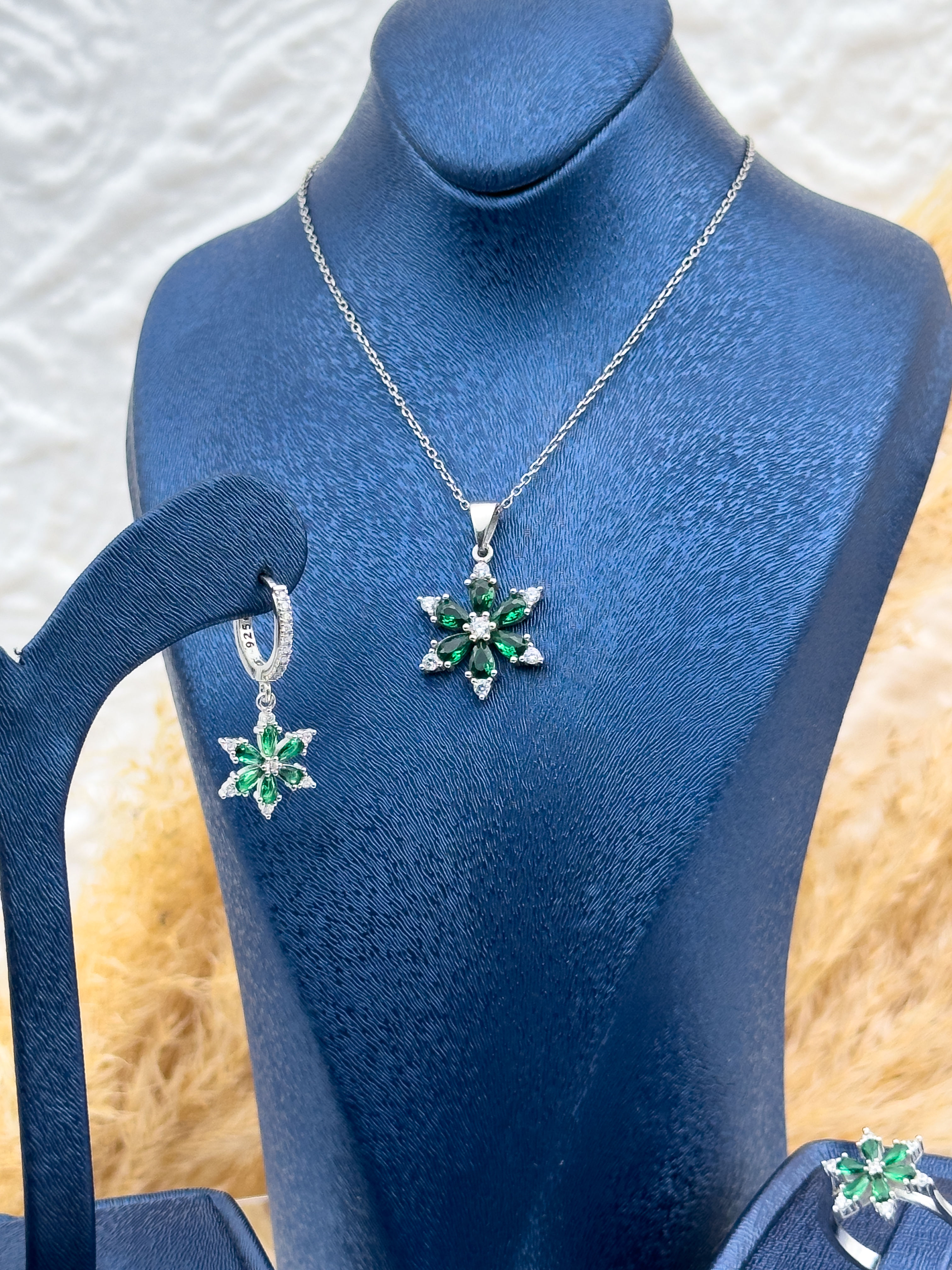 925 Ayar Gümüş Zümrüt Taşlı Lotus Çiçeği Modeli 3’lü Kadın Takı Seti