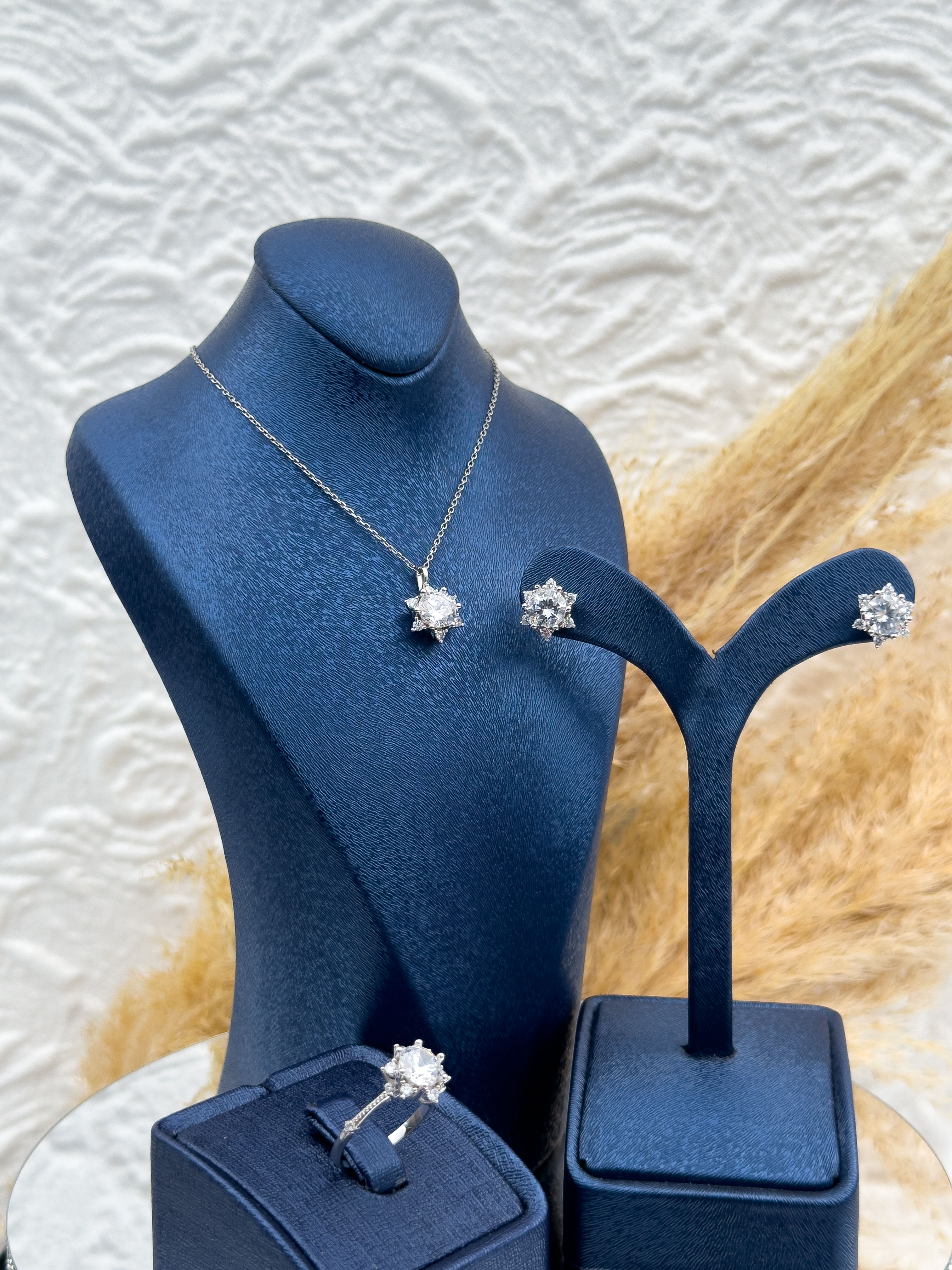 925 Ayar Gümüş Özel Tasarım Lotus Taşlı 3’lü Kadın Set – Kolye, Küpe ve Yüzükten Oluşan Zarif & Işıltılı Hediyelik Takı Seti