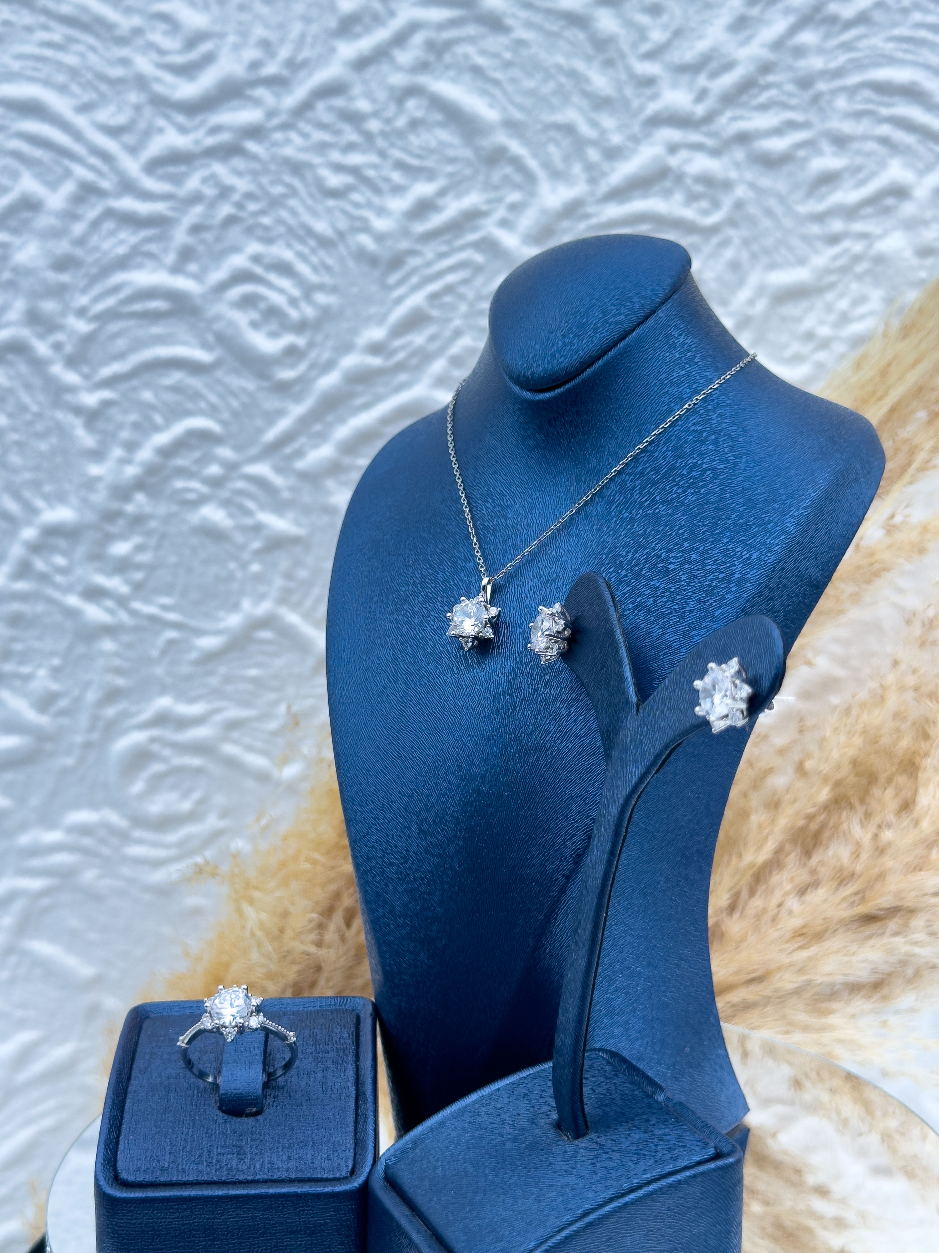 925 Ayar Gümüş Özel Tasarım Lotus Taşlı 3’lü Kadın Set – Kolye, Küpe ve Yüzükten Oluşan Zarif & Işıltılı Hediyelik Takı Seti