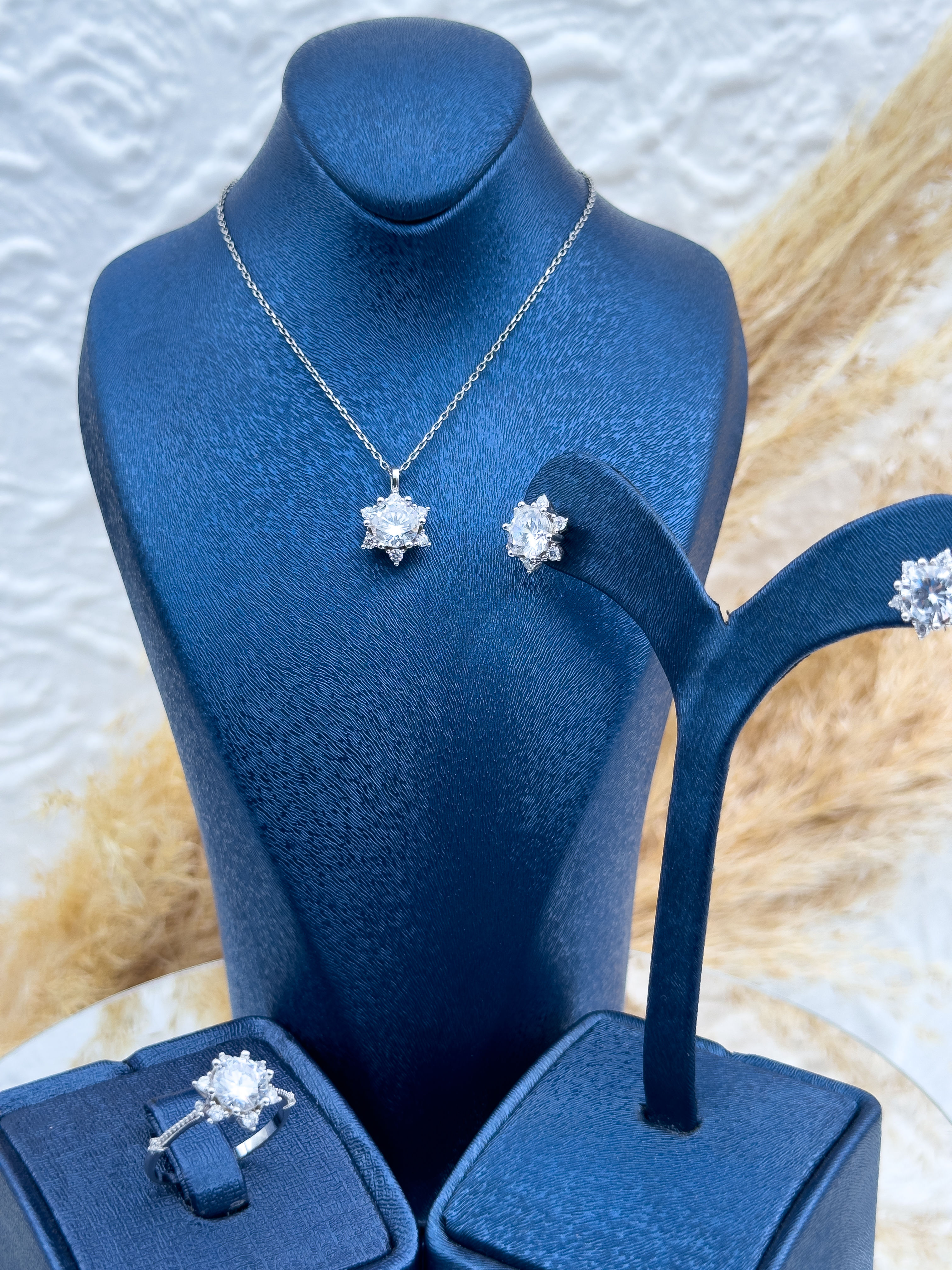 925 Ayar Gümüş Özel Tasarım Lotus Taşlı 3’lü Kadın Set – Kolye, Küpe ve Yüzükten Oluşan Zarif & Işıltılı Hediyelik Takı Seti