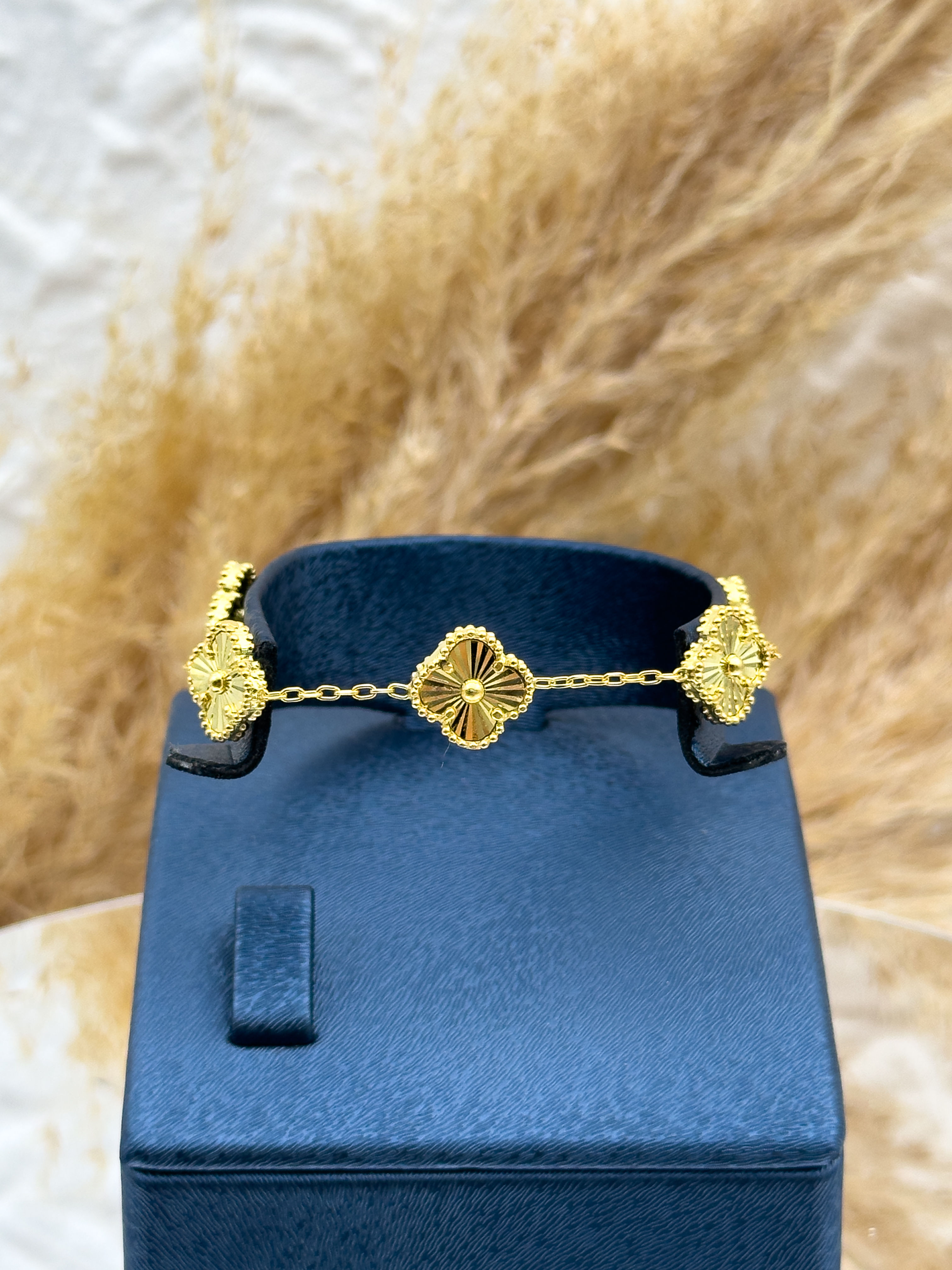 925 Ayar Gümüş Gold Renk Taşsız Yonca Kadın Bileklik – Zarif Şık Tasarım