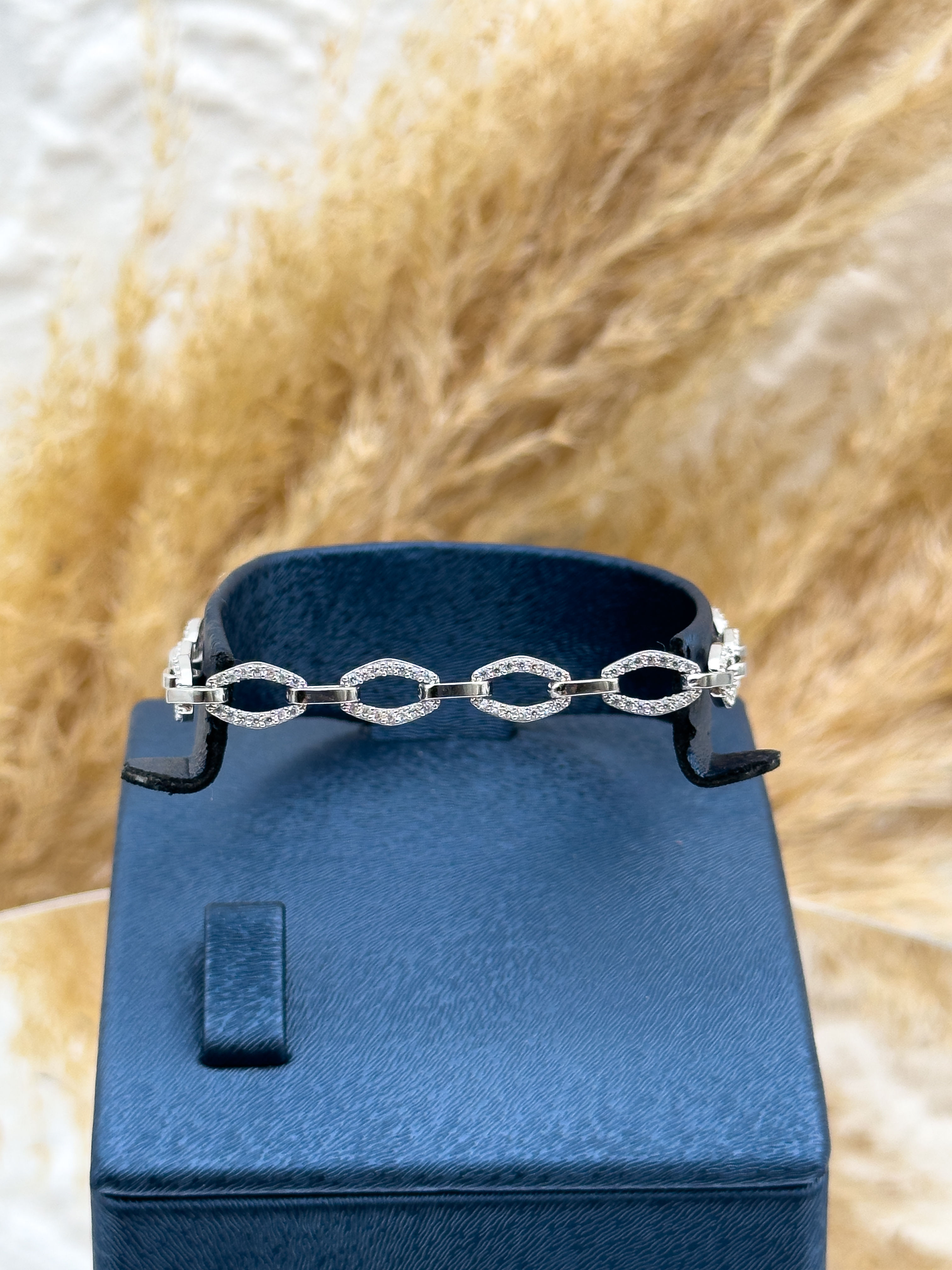 925 Ayar Gümüş Spor Tarz Az Taşlı Kadın Bileklik – Günlük Şıklık