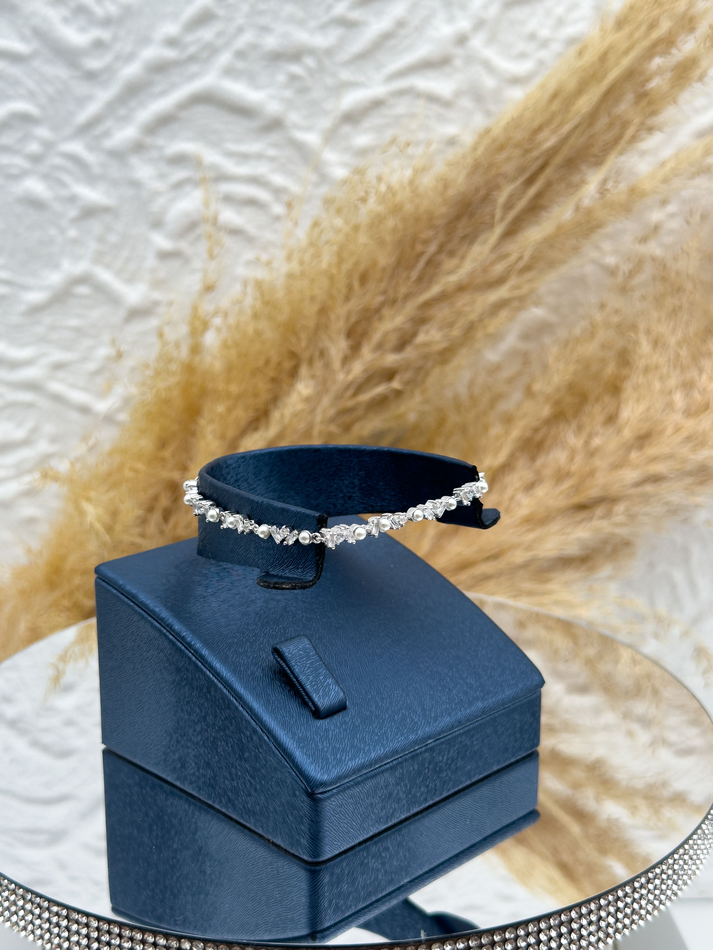 925 Ayar Gümüş İnci ve Baget Taşlı Spor Kadın Bileklik – Zarif Şıklık