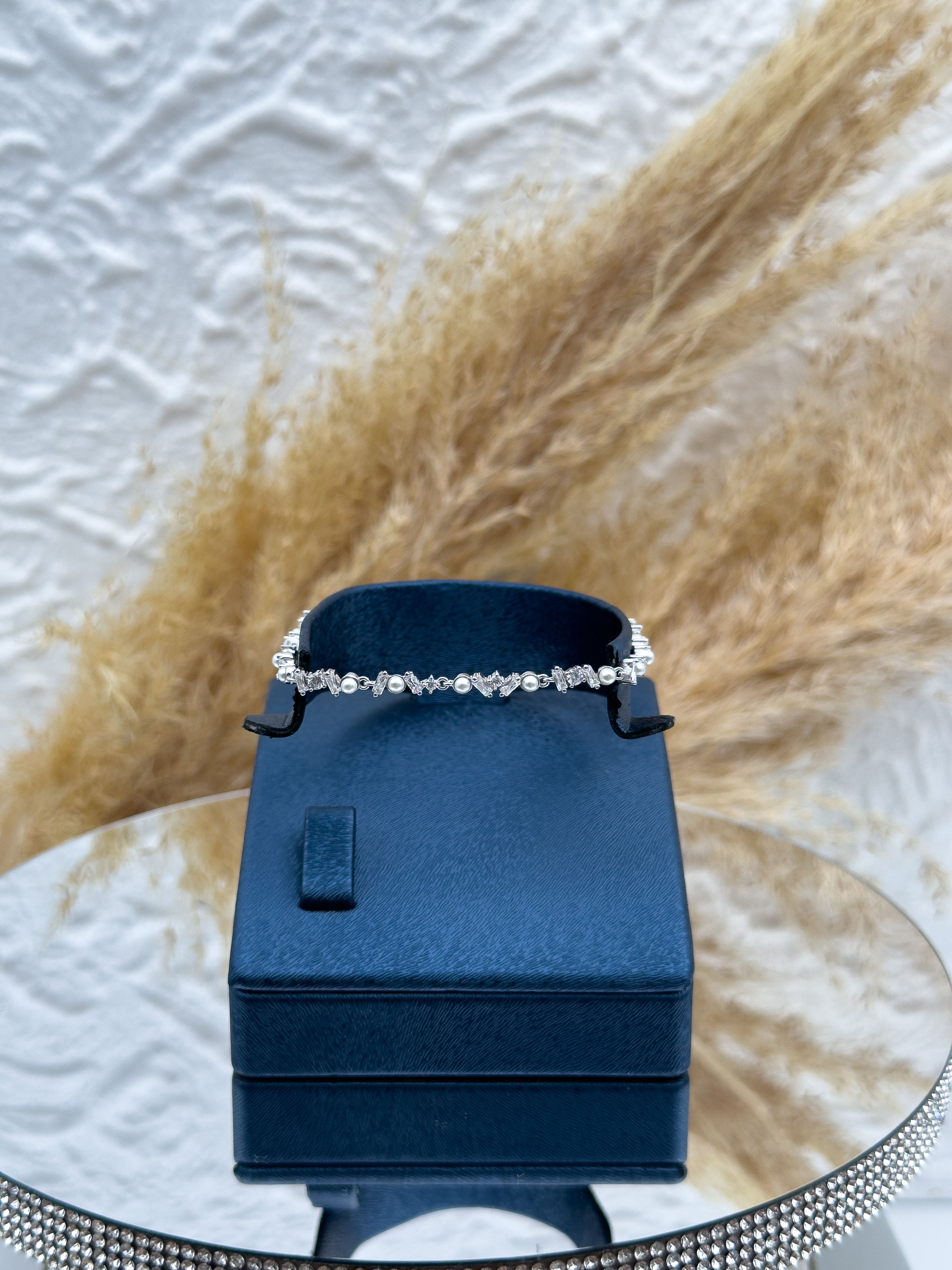 925 Ayar Gümüş İnci ve Baget Taşlı Spor Kadın Bileklik – Zarif Şıklık