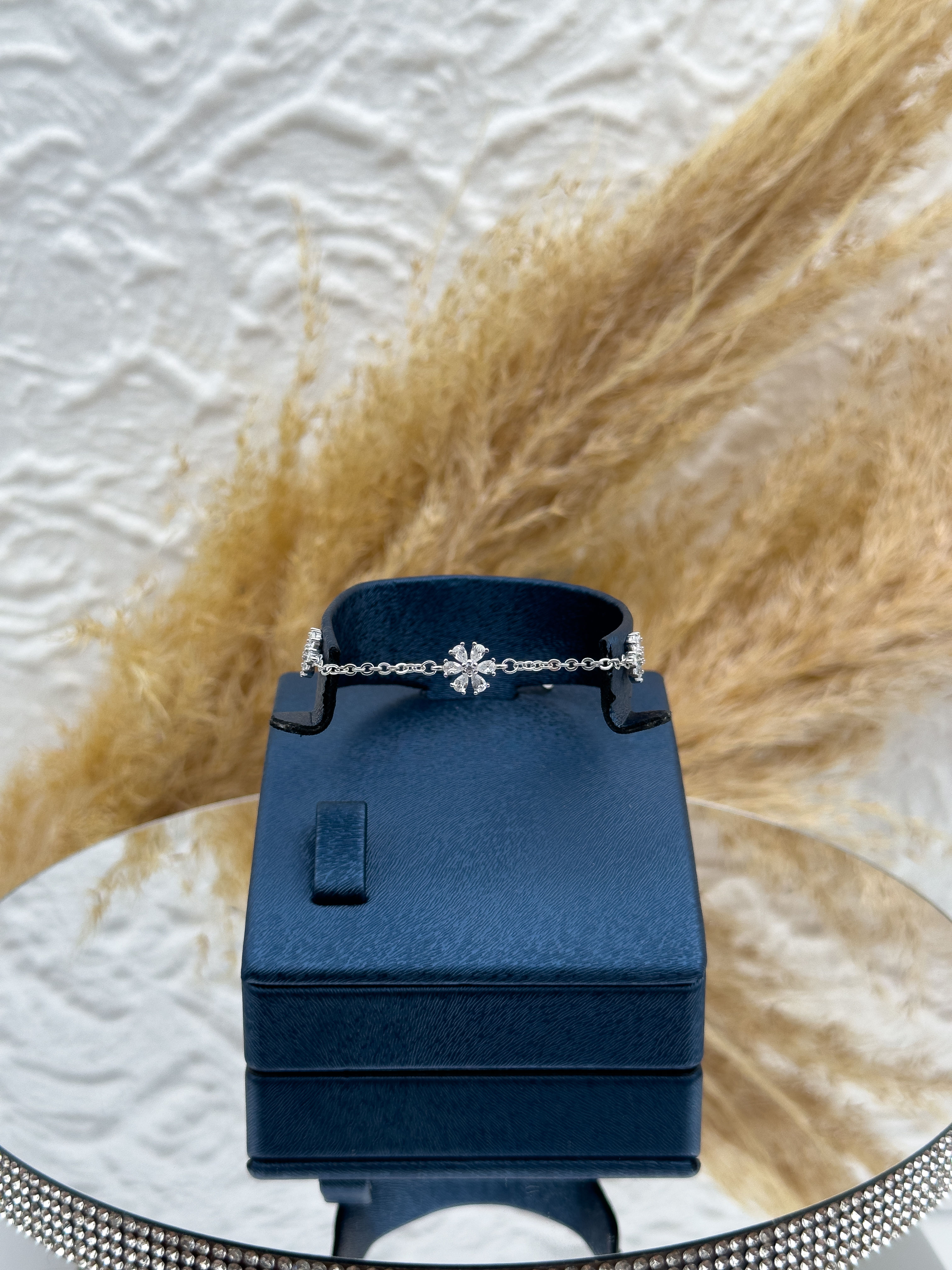 925 Ayar Gümüş Lotus Figürlü 3’lü Kadın Bileklik – Günlük Şıklık