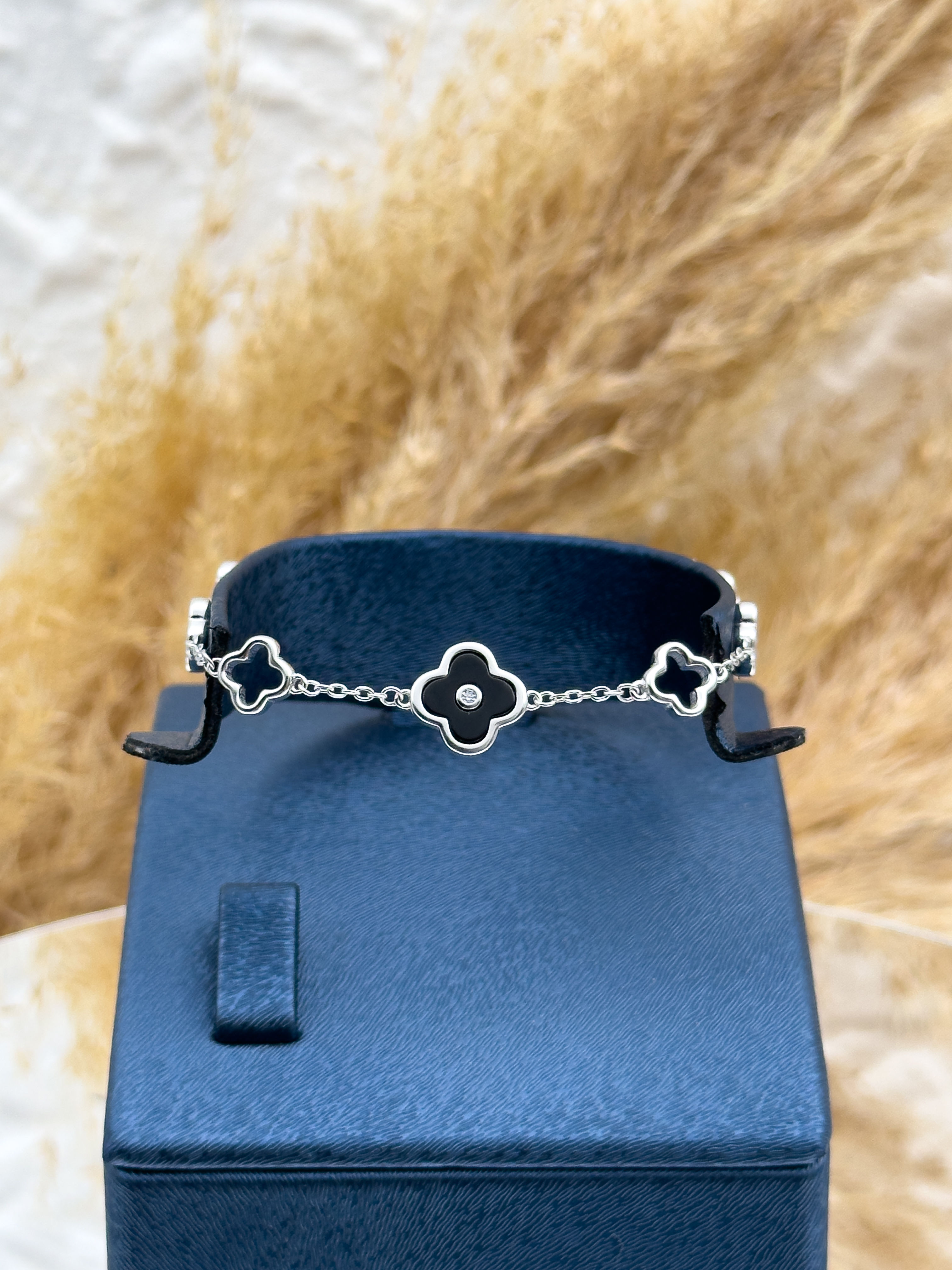 925 Ayar Gümüş Onix Taşlı Spor Yonca Kadın Bileklik – Modern ve Şık Tasarım