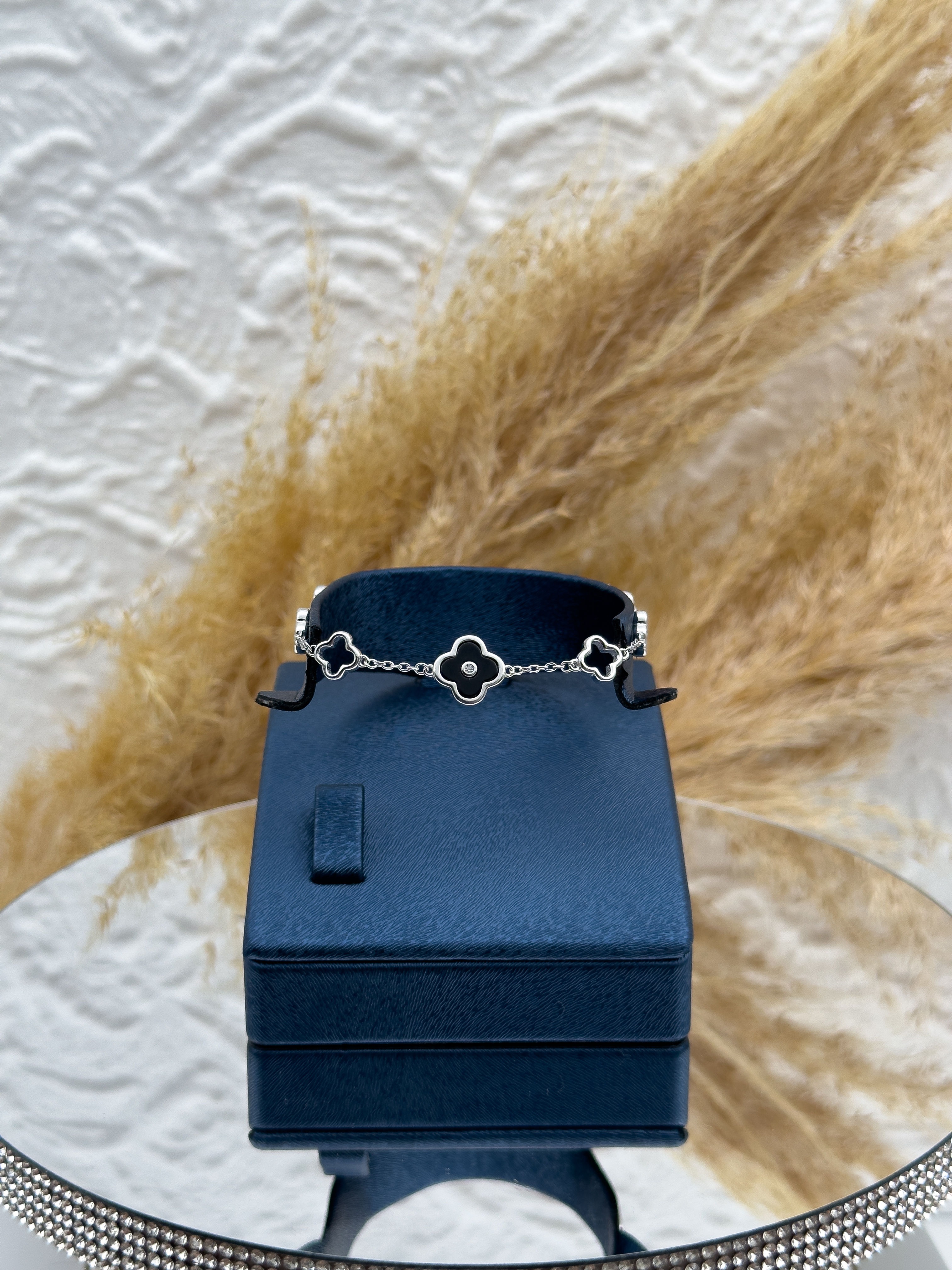 925 Ayar Gümüş Onix Taşlı Spor Yonca Kadın Bileklik – Modern ve Şık Tasarım