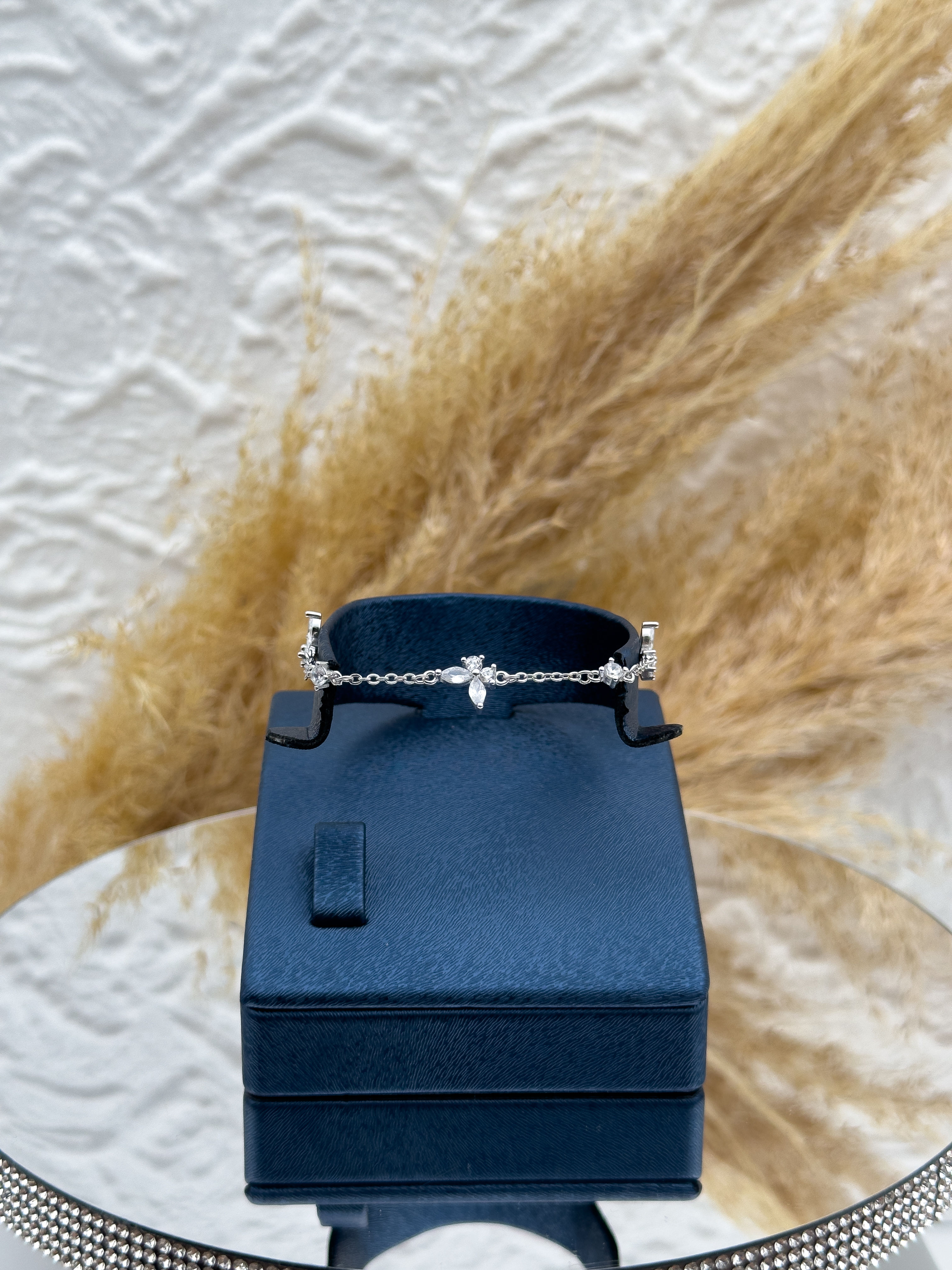 925 Ayar Gümüş İnce Zirkon Taşlı Kadın Bileklik – Zamansız Zarafet