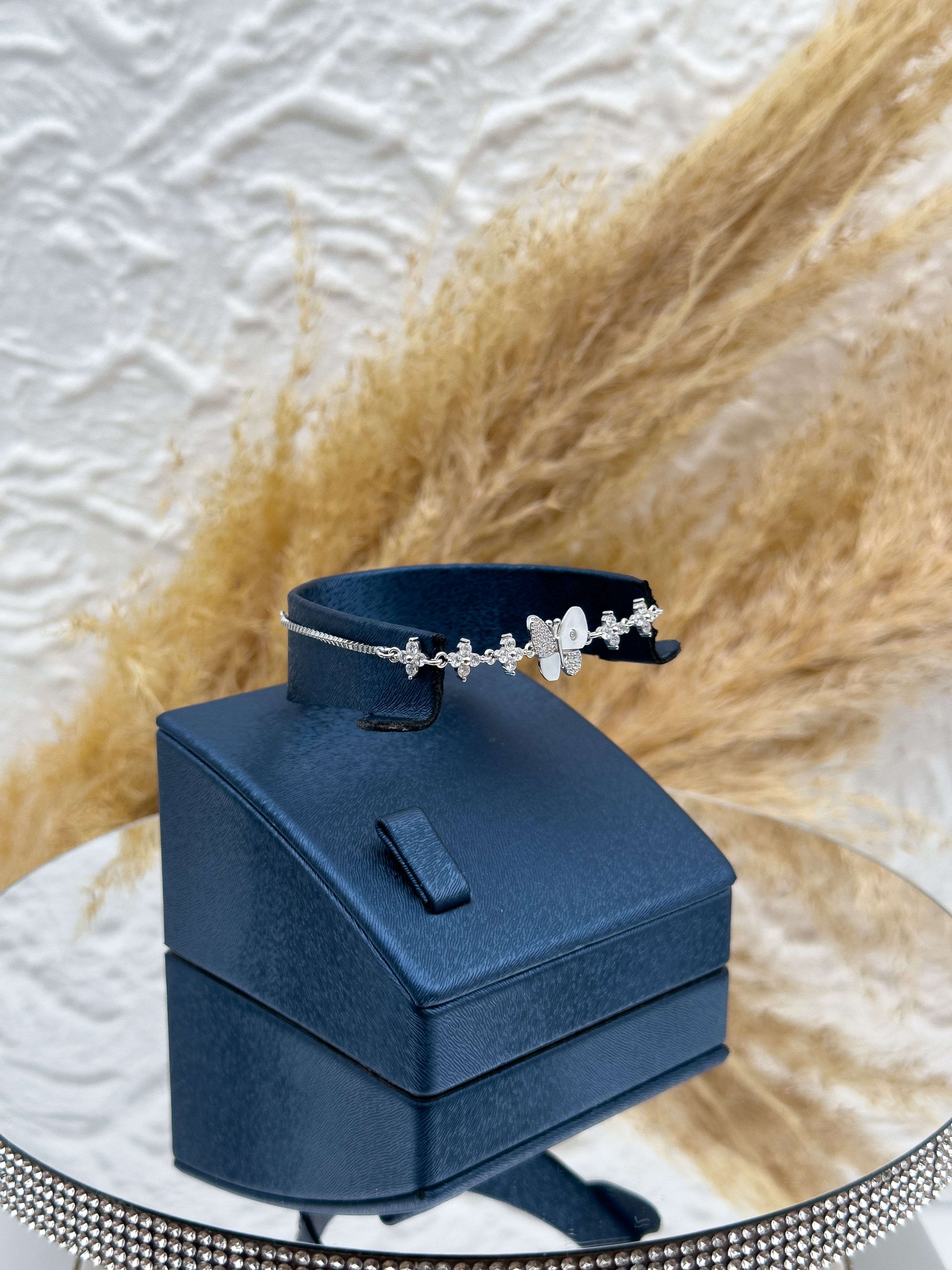 925 Ayar Gümüş Kelebek Figürlü Zarif Kadın Bileklik – Şık ve Feminen Tasarım