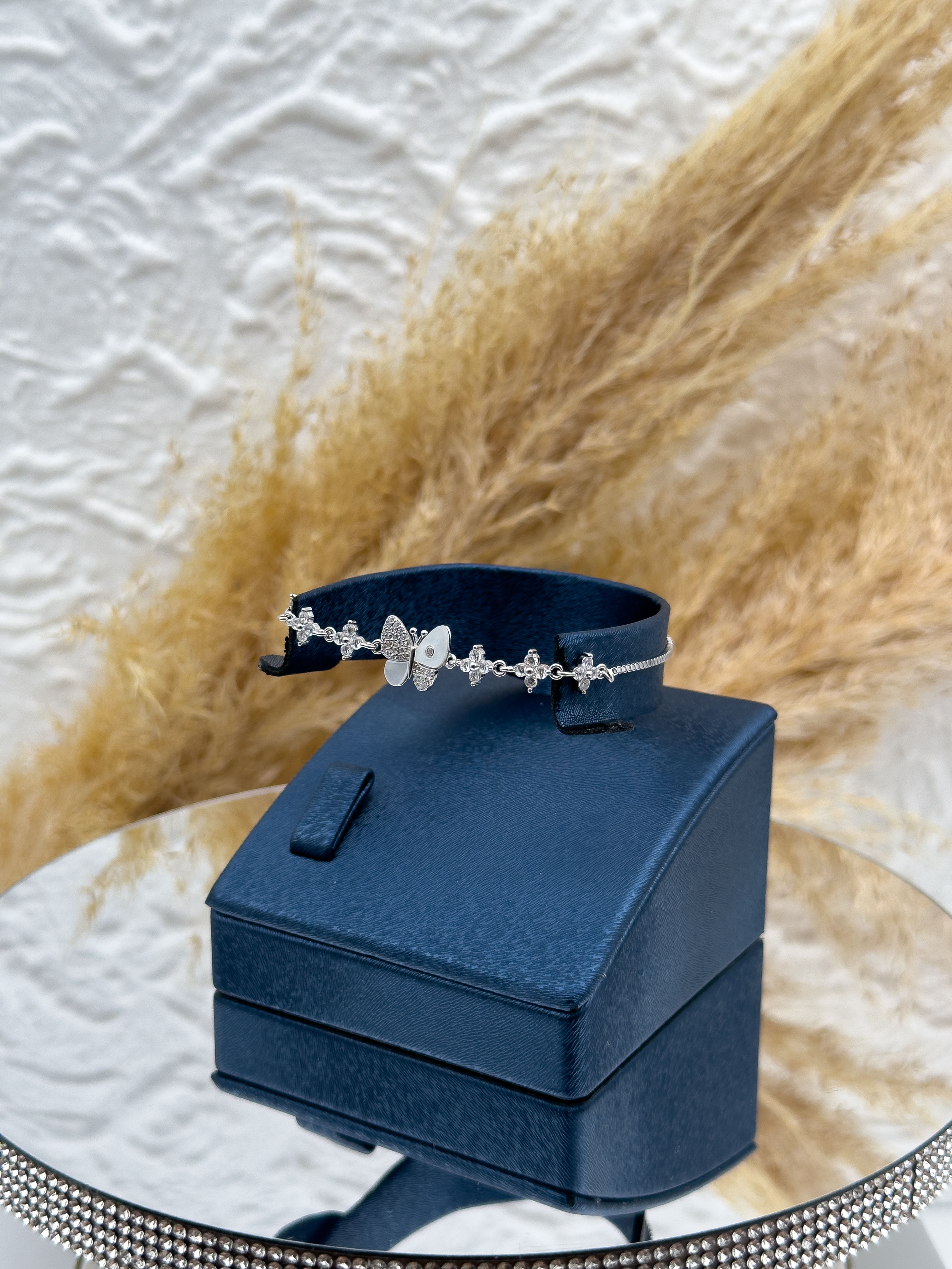 925 Ayar Gümüş Kelebek Figürlü Zarif Kadın Bileklik – Şık ve Feminen Tasarım