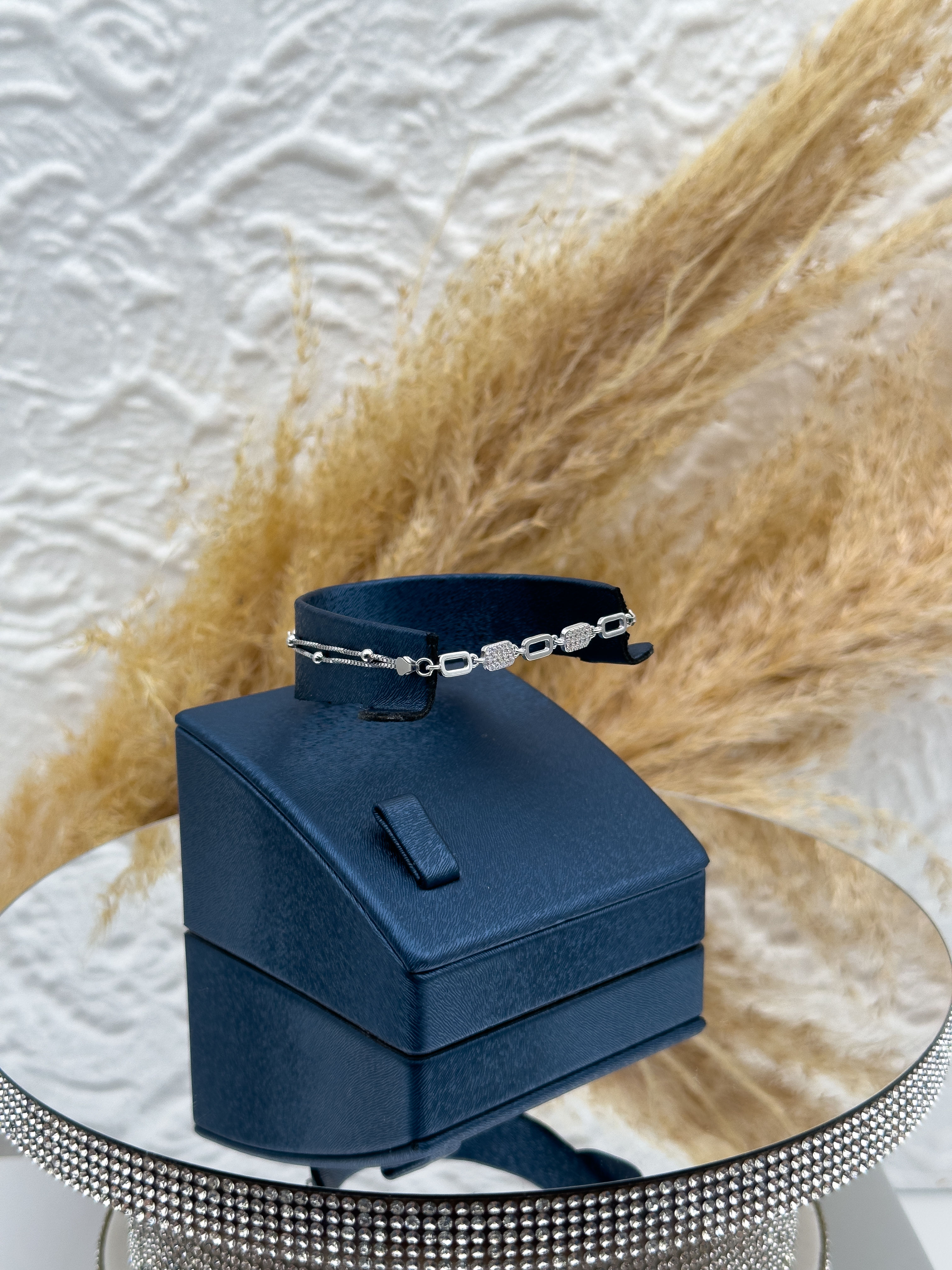 925 Ayar Gümüş Az Taşlı Spor Kadın Bileklik – Minimal Şık Tasarım