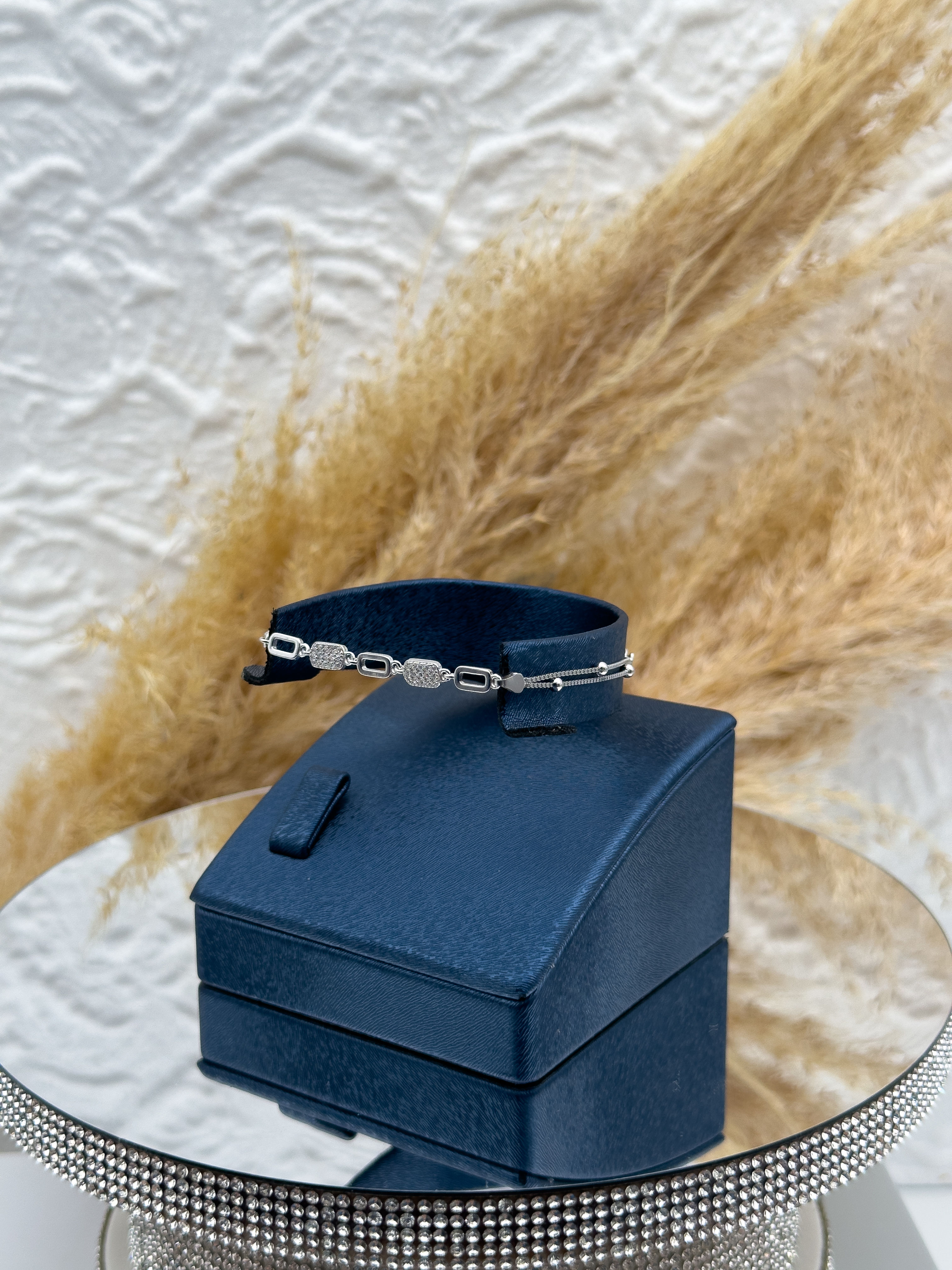 925 Ayar Gümüş Az Taşlı Spor Kadın Bileklik – Minimal Şık Tasarım