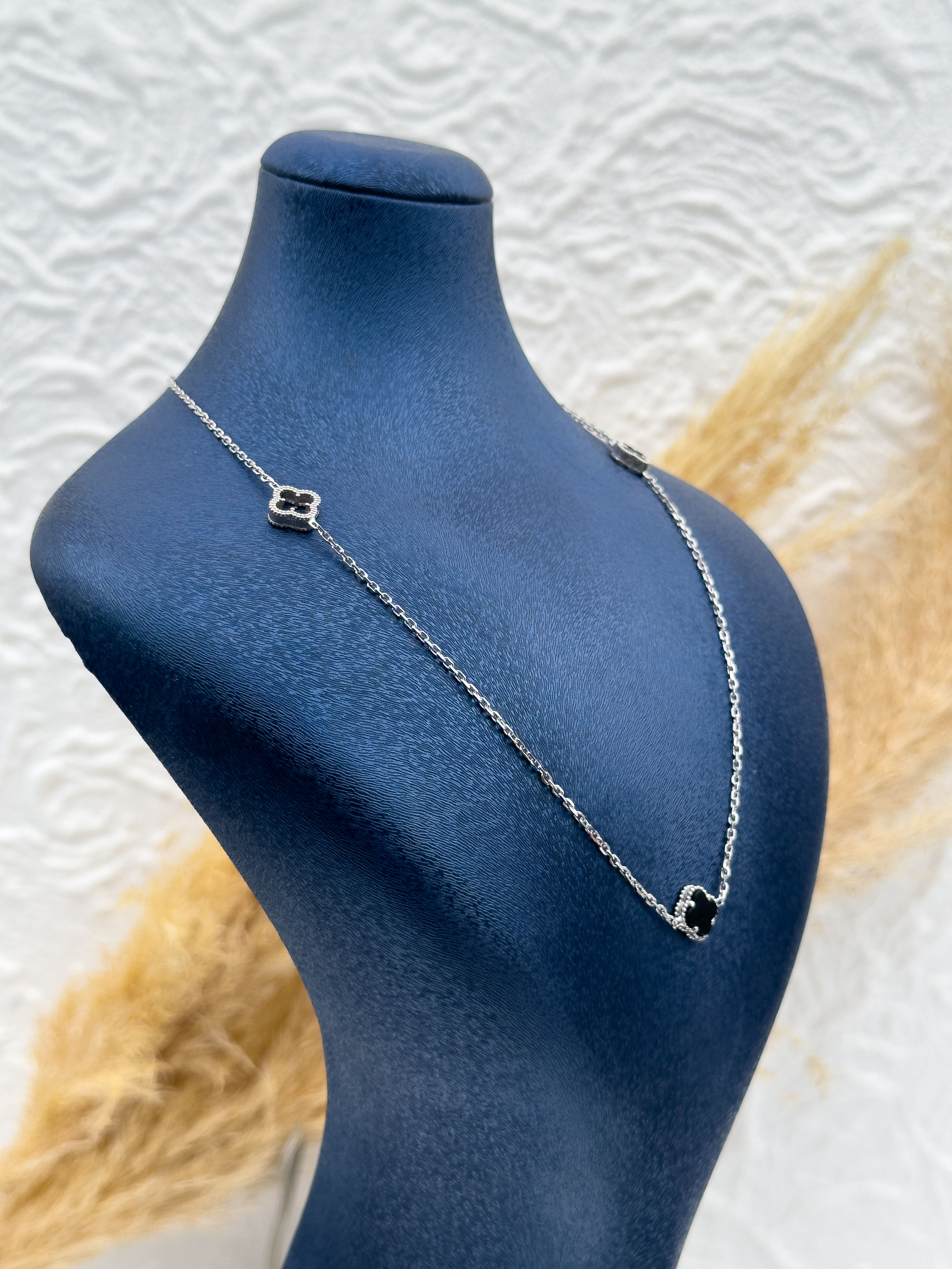 925 Ayar Gümüş Oniks Taşlı Yonca Kadın Kolye – Şans ve Zarafet