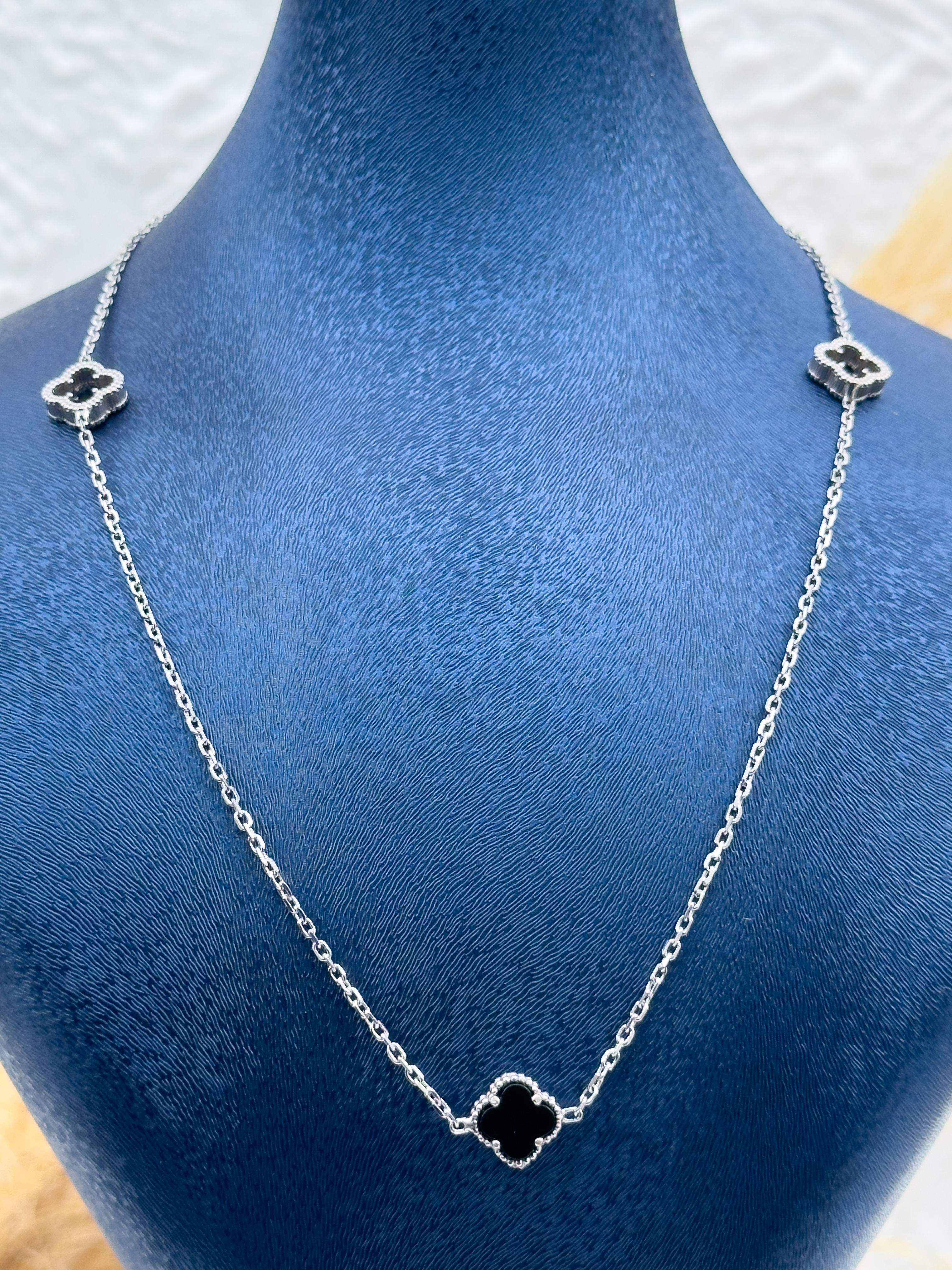 925 Ayar Gümüş Oniks Taşlı Yonca Kadın Kolye – Şans ve Zarafet