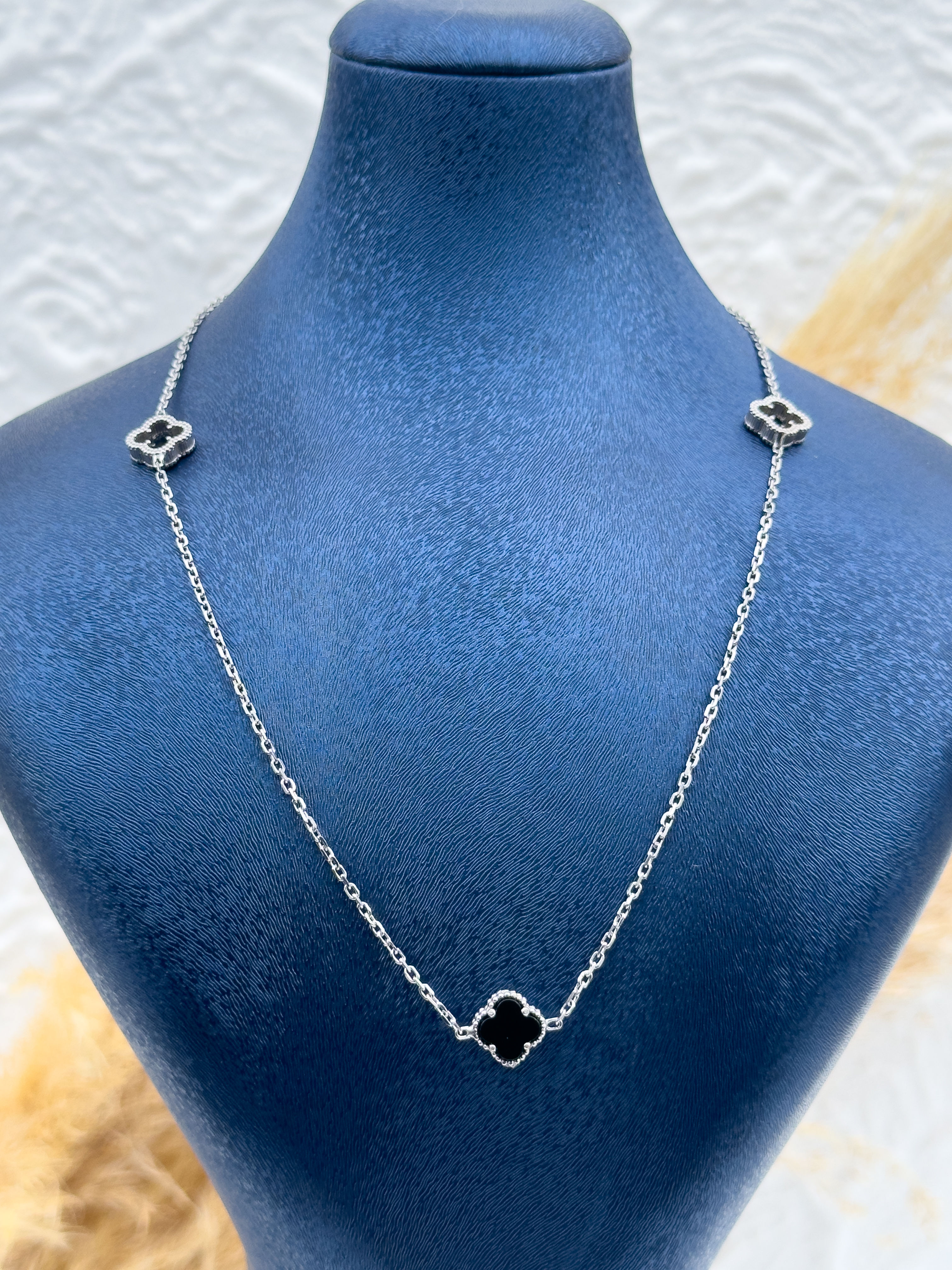 925 Ayar Gümüş Oniks Taşlı Yonca Kadın Kolye – Şans ve Zarafet