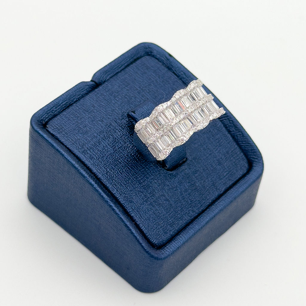 Pırlanta Montür Sıralı Baget Taşlı Gümüş Yüzük