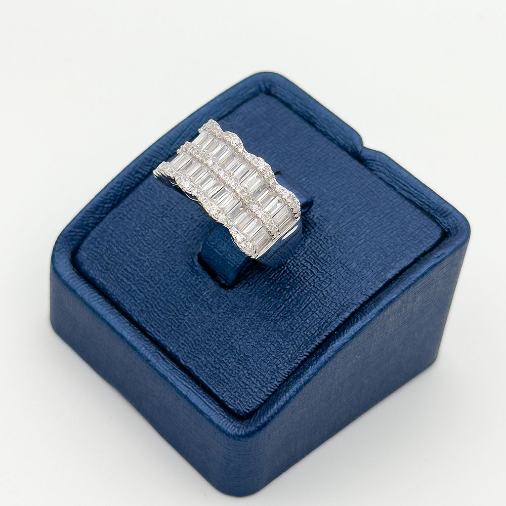 Pırlanta Montür Sıralı Baget Taşlı Gümüş Yüzük