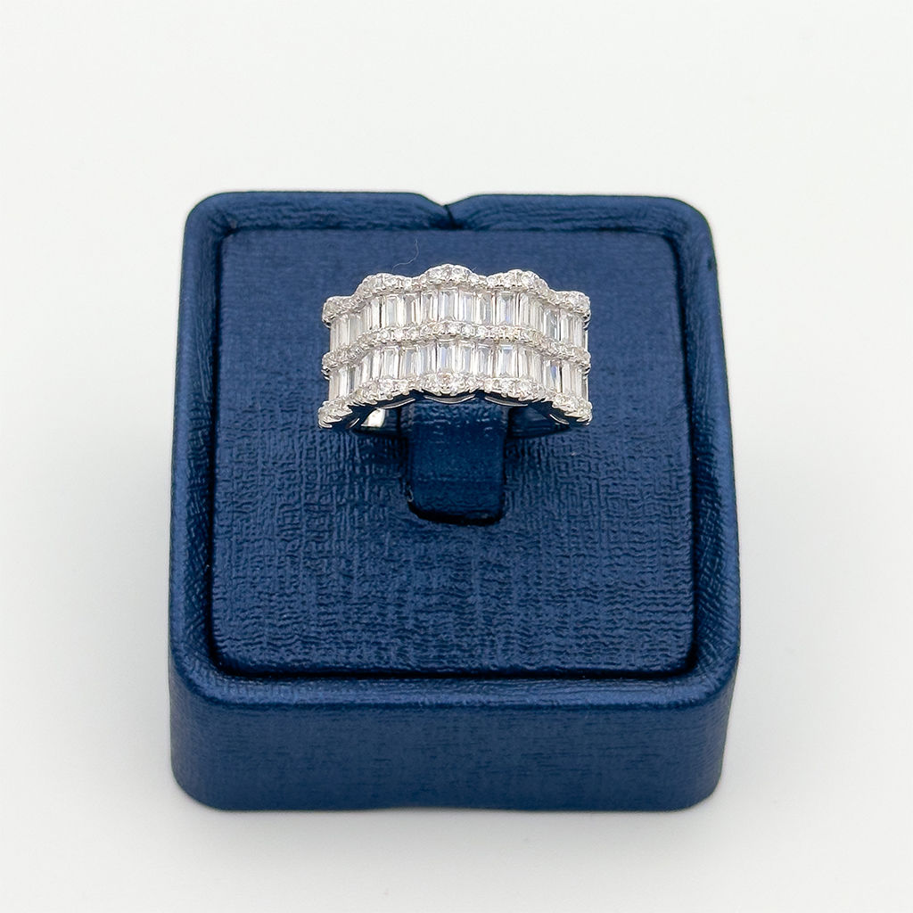 Pırlanta Montür Sıralı Baget Taşlı Gümüş Yüzük