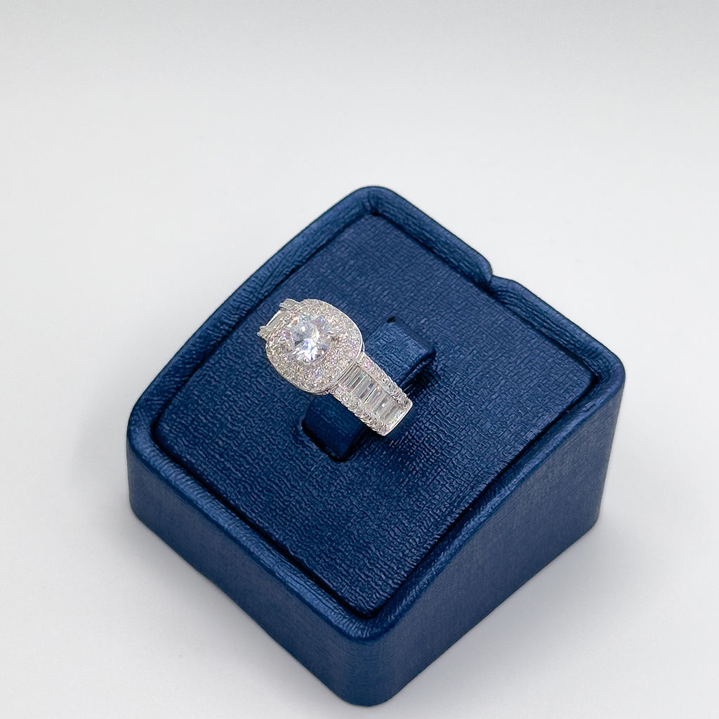 Pırlanta Montür Özel Taş Kesimli Gümüş Yüzük