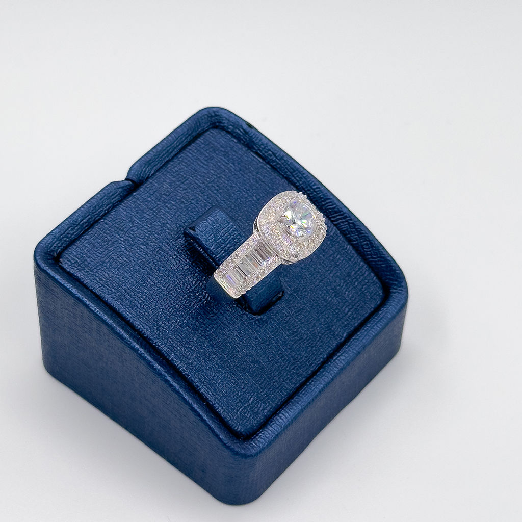 Pırlanta Montür Özel Taş Kesimli Gümüş Yüzük