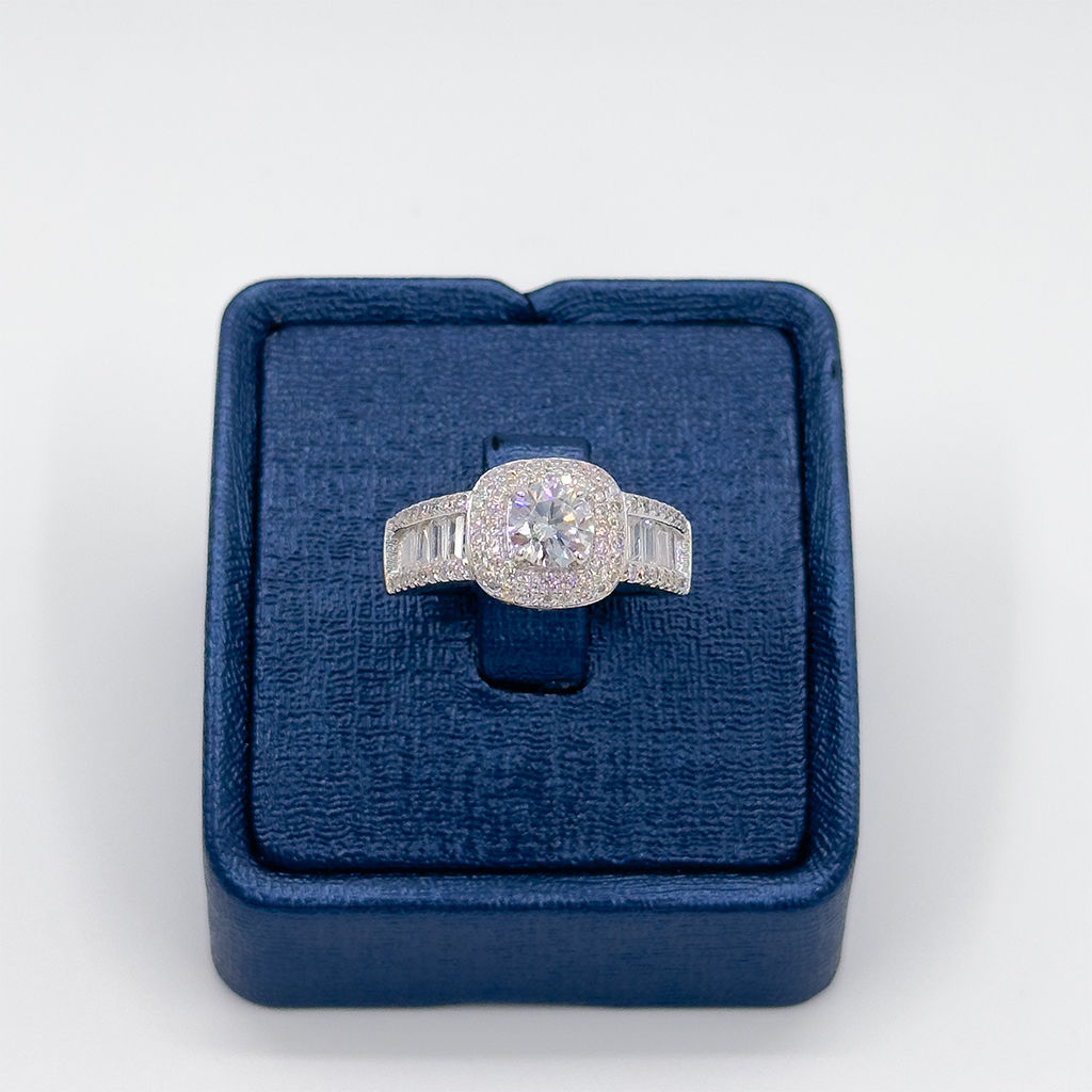 Pırlanta Montür Özel Taş Kesimli Gümüş Yüzük